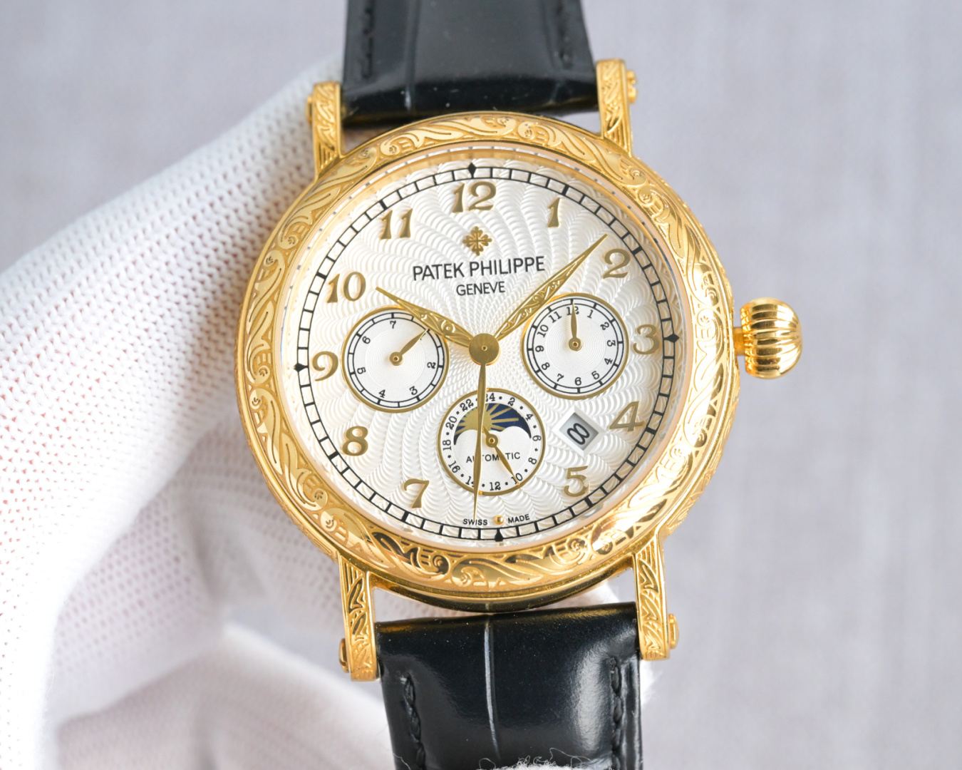 NO:383908,Produced by PPF Patek Philippe R PP Complex function series - pure handmade - carved watch - stunning debut, the 42mm diameter is suitable for the public male handset, very business and casual. The whole watch case is hand-carved, with strong visual impact, unforgettable, and a more beautiful sense of materiality. 1. It is matched with imported multi-function movement [non-market ordinary domestic movement] (zero rework) function (24 hours, week/star/month) This watch has a power reserve of 38-48 hours. 2. Imported 316L stainless steel, vacuum plating in 18k quality furnace 3. It is equipped with exclusive custom square scale pattern cowhide strap 4 wear-resistant scratch-resistant sapphire glass mirror!  530 meters of living waterproof level. Patek Philippe is simple but not simple!  The quality of real-life shooting is consistent!  The best luxury recommendation for gifts, please identify the exclusive quality of PPF, patek philippe, cowhide19860909PPF 出品 白 金 钻50 PPF Factory 百达翡丽 Patek Philippe R PP 复杂功能系列-纯手工-雕花 腕表-惊艳登场,42毫米的表径适配大众男性手寸,非常商务可亦休闲.整表表壳手工雕刻花纹,视觉冲击力强,令人过目不忘,实物质感更加优美.  1搭配进口多功能机芯【非市场普通国产机芯】（零返修）功能（24小时,星期/星辰/月份）此腕表拥有38-48小时动力储备. 2进口316L精钢,采用18k品质炉内真空电镀 3搭配独家定制方形鳞纹牛皮表带 4耐磨防刮蓝宝石玻璃镜面！ 530米生活防水等级. 百达翡丽（Patek Philippe） 简约而不简单！实物拍摄品质如一！送礼最佳奢华推荐请认准PPF独家品质,,patek philippe,cowhide,Watch