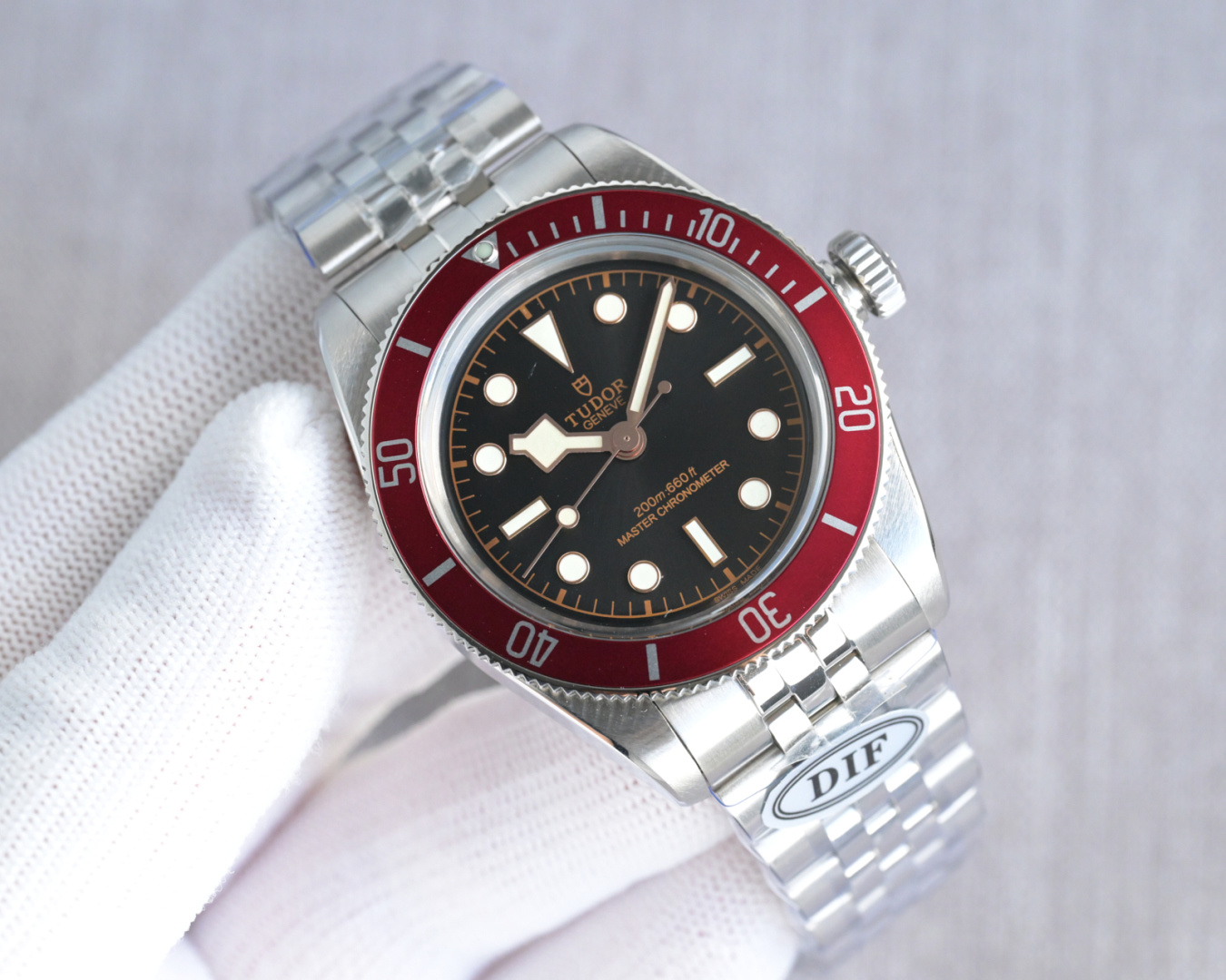 NO:383922,DIF (first movement) DIF Factory has launched the latest new model Ditu Tudor TUDOR D9 Tudor Biwan third-generation small red shield, with a strong retro atmosphere. The watch is equipped with a middle polished five-bead strap. The diameter of the case is just right. The case is made of stainless steel. Large area brushed further enhances the sense of casual and sporty. The red aluminum ring port can be rotated in one direction. The crown is designed with relief technology. The brand recognition is added in details. The 'T-fit' buckle fine-tuning function facilitates the wearer to quickly adjust the length, realizes the length adjustment of 8 mm, and is flexible and free. The round arch mirror has excellent scratch resistance and can effectively protect the dial from external damage. At the same time, it provides a clear visual experience. The five-bead strap  Each particle has been polished and polished. The case diameter is 41mm. It is suitable for daily wear and can also show the atmosphere and exquisiteness of the watch. Please be sure to choose the exclusive quality of DIF for the best luxury gift.19860909DIF 出品（一档机芯） DIF Factory 最新推出新款 帝驼 TUDOR D9 帝舵 碧湾三代小红盾,整体复古气息十分浓厚,腕表配备中间抛光五珠表带.表壳直径41mm尺寸刚刚好.表壳采用不锈钢材质打造.大面积拉丝 进一步增强了休闲运动感 红色铝材质圈口 可单向旋转.表冠上以浮雕工艺设计帝舵表的玫瑰标.细节处增加了品牌识别度.“T-fit”表扣微调功能 方便佩戴者快速调节长度,实现8毫米调校长度,灵活自如,圆拱形镜面具有出色的抗刮擦性能,能够有效保护表盘免受外界损伤.同时提供清晰的视觉体验.五珠表带 每一粒都经过精细抛光打磨.表壳直径41mm.既适合日常佩戴,又能展现出腕表的大气与精致.送礼最佳奢华推荐请认准DIF独家品质,,Watch