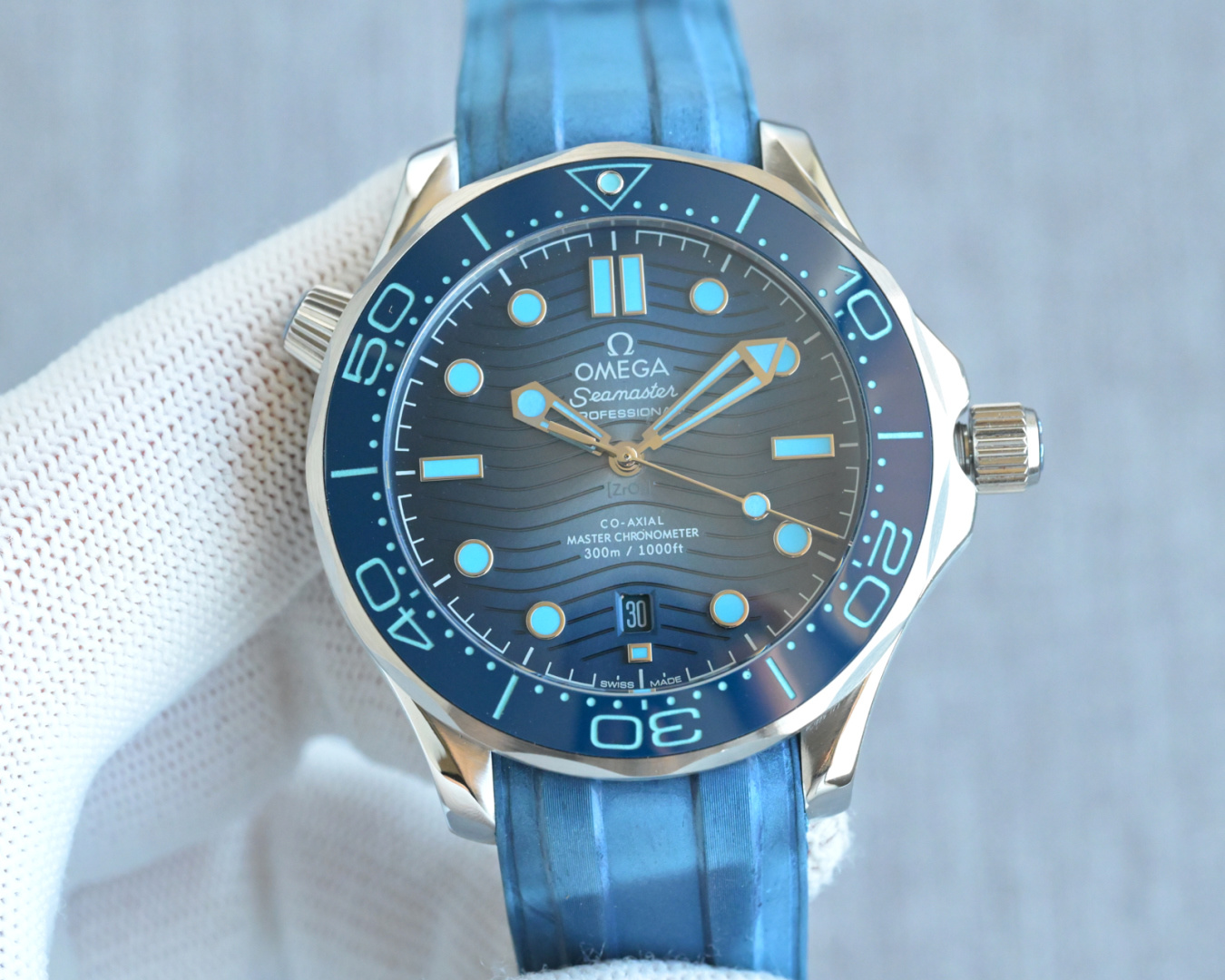 NO:385385,Produced by TW Tape Model Steel Belt Model TW Factory Latest Model Omega Seahorse Series GR3 Top Products OMEGA SEAMASTER Seahorse, Master Cyclone Watch 42mm Diving Watch, local polishing of stainless steel brushed case The bezel is made of black ceramic, decorated with white enamel diving scale The word ring scale is not easy to wear and distort the countdown bezel rotates counterclockwise one-way Dome sapphire mirror-plated anti-glare film  There is a calendar window at 6 o'clock, the hollowed-out hands and embossed hour scale are rhodium-plated, and covered with Super-LumiNova luminous coating, blue-green two-color luminous, minute hand green luminous display with bezel green luminous spots for diving oxygen countdown, multiple waterproof screw-in crowns, corrugated edge design transparent watch back movement operation is clearly visible, using a new imported mechanical movement to replicate the 8800 movement. Steel belt and natural rubber strap (durable) can be easily replaced, and different wearing styles are switched. The watch diameter is 42mm. The best luxury recommendation for real-life photos and gifts are shipped. Please be sure to identify TW exclusive quality, omega19860909TW 出品 胶带款 钢带款  TW Factory 最新款 欧米茄 海马系列 GR3 顶级产品 OMEGA 欧米茄SEAMASTER海马,至臻天文台表42毫米潜水表,精钢拉丝表壳局部抛光处理 表圈采用黑色陶瓷,饰以白色珐琅潜水刻度 字圈刻度不易磨损掉色 倒计时表圈逆时针单向转动 穹型蓝宝石镜面镀防眩光膜 6点钟位置设有日历窗口,镂空指针和浮雕小时刻度经镀铑处理,并覆以Super-LumiNova夜光涂层,蓝绿双色夜光,分针绿色夜光显示配合表圈绿色夜光点用于潜水氧气倒计时,多重防水旋入式表冠,波纹边缘设计透明表背机芯运转美态清晰可见,采用全新进口机械机芯复刻8800机芯.钢带和天然橡胶表带（经久耐用）可轻易更换,切换不同佩戴风格.表径42mm 出货实拍送礼最佳奢华推荐请认准TW独家品质,,omega,Watch