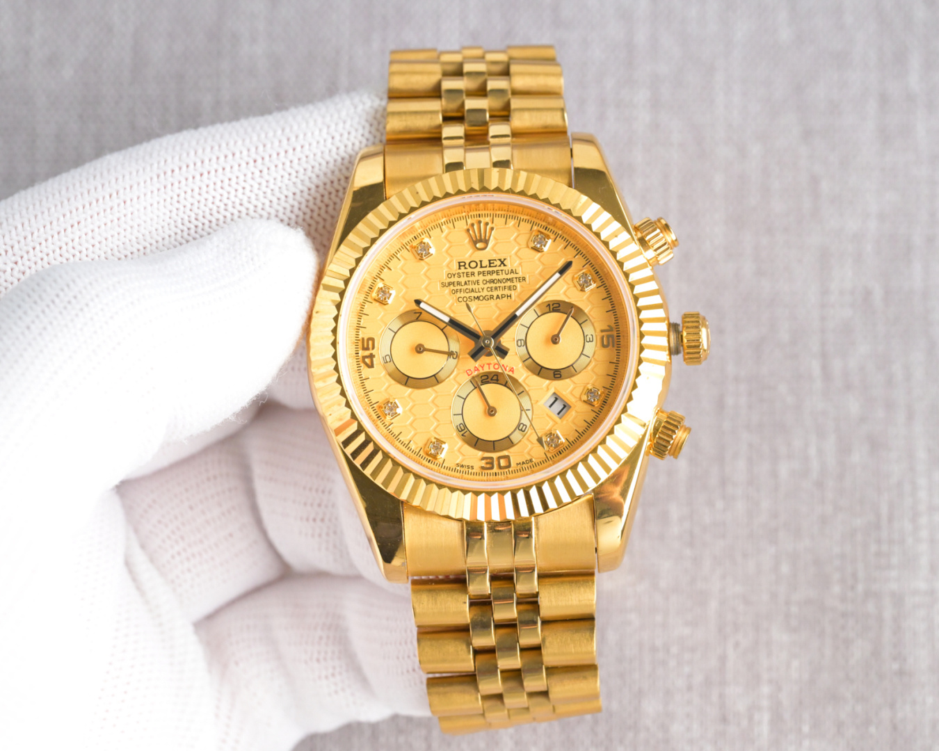 NO:385866,Produced by TW, White Gold TW Factory Rolex ROLEX R73 Classic Log Series - Multifunctional Watch, the highest version of the anti-watch, Rolex Complex series, six-pin men's watch [Love] hot model [Love] multifunctional watch. 1 equipped with the original imported weekly and month moon phase kinetic energy function movement mechanical watch!  2 The dial uses classic exclusive inner shadow luminous Rome as the scale to show the luxurious temperament of this watch [grin] 3 The strap uses an imported 904 steel belt watch, and 4 The mirror uses a double sapphire mirror!  5 Perspective bottom cover!  6 diameter 41 mm, thickness 10 mm!  The watch functions combine week/month/date/moon/sun and other functions, and the best men's business watch is truly standard!  It is a representative work of high-end watches!  The details of honorary reputation reveal the nobleness of men, with great taste, and great craftsmanship. It is as grand as the original product!  The best luxury recommendation for gifts is consistent, please recognize TW's exclusive quality, rolex19860909TW 出品 白 金 TW Factory 劳力士 ROLEX R73 经典日志系列-多功能腕表 防表届最高版本劳力士 复杂系列六针男表[爱心]爆款[爱心] 多功能腕表. 1搭载原装进口星期月份月相动能功能机芯机械表！ 2表盘上采用经典独家内影夜光罗马 作为刻度更显示出这款腕表的华贵气质[呲牙] 3表带采用进口904钢带腕表 4表镜采用双卜蓝宝石镜面！ 5透视底盖！ 6直径41毫米,厚度10毫米！ 腕表功能汇集星期/月份/日期/月亮/太阳等功能于一身,最佳男士商务腕表真正的标配！为高端腕表的代表之作！ 荣誉出品 尊贵彰显之美誉细节之处透露男士高贵,品位十分,匠心巨制 大气媲美原装货！表里如一 独具匠心 送礼最佳奢华推荐请认准TW独家品质,,rolex,Watch