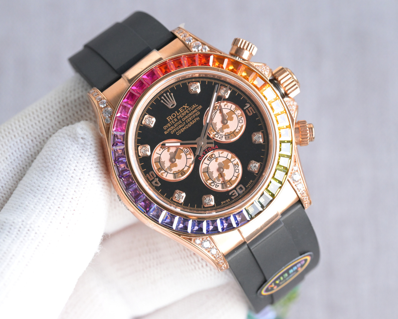 NO:553257,N v13 produced tape, stone 50, steel belt N v13 Factory Supreme Edition Rainbow Daytona (must come with 18k gold card/exclusive label/gold card synchronized shell ring inner code engraving N v13 meaning 'smooth career, prosperous wealth') PG5 original molded ultra-thin film with the thinnest 12.2mm, integrally forged 904 L steel, long-lasting wear resistance, top brushing technology. Key quality details 1  The bezel is made of the top gem Moissanite (dark and dead color in small workshops). The dial matches the original version of the chassis. The round stone or bar stone is consistent with the original version. There is an original bottom tray to support the gem. 2Swiss process strict QC inspection, the bottom of the plate is dust-free and flawless...   Allowing customers to get started with less worry, effort and trouble. 3. The steel shell is synchronously raised with suspension bridges at the four corners for bending, and the corners of the head grain are smooth and seamless (the head grain and the shell are close together in small workshops, with large uneven gaps and rough workmanship). 4. Focus on adhering to the genuine N steel buckle craftsmanship, full of texture, and button coding.  , (The movement adopts the new original Dongdan low-tube ultra-thin 7750) (Original size 40mm) (Sapphire glass) (Tested: waterproof to a depth of 100 meters) (Gold Card VIP defaults to Gold Card for quick after-sales service) (Warm reminder: If the film is removed/scratched/can no longer be sold for the second time, it will not be returned or exchanged, only warranty) The best luxury recommendation for gift giving, please look for the exclusive quality of N v13,19860909N v13 出品 胶带 条石50 钢带 N v13 Factory 至尊版彩虹迪通拿（ 必配18k金卡/独家标签/金卡同步壳圈内侧码雕刻N v13  寓意“事业顺利、财运亨通”） PG5 原版开模超薄拆膜最薄12.2mm , 整体锻造904 L 钢, 持久耐磨,顶级拉丝工艺. 重点品质细节 1 圈口采用顶级宝石正莫桑石（小作坊暗淡死色）字盘对版底盘圆石或条石原版一致有原底托盘撑起宝石 2瑞士流程严检QC、盘底无灰尘、无瑕疵 … 让客户上手省心省力省烦恼3钢壳同步四边角吊桥凸起供弯、头粒边角无缝隙平整（小作坊头粒与壳并拢凹凸不平缝隙大,工艺粗糙） 4 重点秉承正N钢带扣工艺细节质感十足,扣子编码 ,（机芯采用全新原版东丹低管超薄7750）（原版尺寸40mm)(蓝宝石玻璃)(经测:深度防水100米）（金卡VIP 默认金卡快速售后）（温馨提示:拆膜/刮花/再无法第二次出售的均不退换只保修）送礼最佳奢华推荐请认准N v13独家品质,,Watch