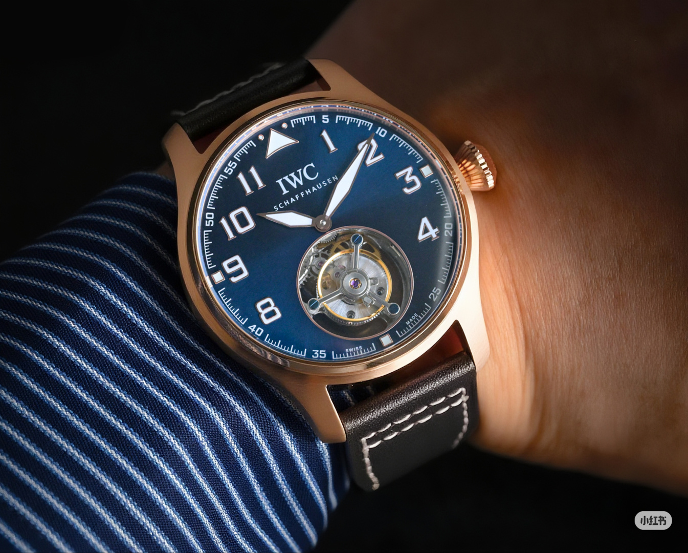 NO:553262,TW produced by TW Factory  The new IWC Pilot's Watch Tourbillon Watch TF3 pursues innovative craftsmanship and original technology, which has always been an inexhaustible driving force for the development of IWC watchmaking. Since the advent of the first pilot's watch in 1936, IWC has been inseparable from aviation. During this period, the brand has produced many classic pilot's watches.  , the majestic tough style, precise performance and unique design make this series among the outstanding pilot watches. In 2018, the IWC pilot series started its route again, launching a new 43MM size manual winding tourbillon mechanical watch, reproducing the unique design and classic unique charm of the classic watch of the year.   Skeleton suspended tourbillon rotates at 6 o'clock, with a vibration frequency of 28800 oscillations per hour, and energy storage power of up to 48 hours. For the best luxury gift, please look for TW's exclusive quality, tom ford, iwc19860909TW 出品 TW Factory 新款IWC万国飞行员陀飞轮腕表TF3追求创新工艺和独创技术,一直是万国制表发展的不竭动力.自1936年的第一块飞行员腕表问世以来,万国就已然开始了与航空飞行的不解之缘.其间,品牌制造了很多堪称经典之作的飞行员腕表,大气的硬朗范儿,精准的性能与独一无二的设计使得这个系列走在了优秀飞行员腕表之列.年,万国飞行员系列再度开始了它的航线,推出了全新43MM尺寸手动上链陀飞轮机械腕表,再现当年经典表款的别具一格设计与经典独特的魅力 6点位镂空悬浮陀飞轮°旋转,振频28800每小时振荡次数,储能动力长达48小时送礼最佳奢华推荐请认准TW独家品质,,tom ford,iwc,Watch