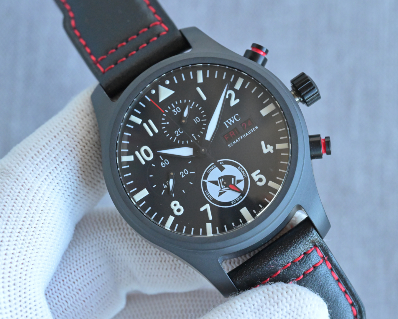 NO:553463,Produced by TW. Flat price. TW Factory fully upgrades IWC's latest ceramic watch. IWC pilot series chronograph watch is shocking. ZZ1 kills all versions on the market. The details and coordination are more delicate. Craftsmanship and meticulous craftsmanship. V2 board kills all versions on the market. The appearance is consistent with the genuine product. Three codes in one [Wonderful details] 1: The ceramic part is fired at imported high temperature, no color difference, no cracks, no sand holes, fine production.  2. The mirror adopts double sapphire basket light to prevent dizziness. 3. The bottom cover pattern adopts fine carving technology, which is more three-dimensional. 4. The size of the ceramic part of the bottom cover is consistent with the genuine product. 5. The original molded belt and tape are consistent with the genuine product. 6. The ceramic shell adopts advanced AR anti-fingerprint treatment. No matter what color it is, it will look like new after a long time. 7: The buckle adopts the same molded large open buckle as the genuine product.   8: The ceramic case matches the glass better, and the opening is larger. [Case] The size of the watch is 44.5mmX15.7mm. It is consistent with the original. The case is made of high-tech ceramics!  And do a frosted matte finish!  The structure follows the original version - the ring mouth and the middle shell are integrally formed. Resistant to wear, scratches and corrosion!  It authentically restores the tenacious and excellent quality of this series of watches. [Movement] Uses the powerful and stable Dandong 7750 movement. Hours, minutes, seconds, dual-period display and chronograph functions are all available. Quality and cost-effectiveness coexist (produced by TW, it must be a boutique product). For the best luxury recommendations for gifts, please look for TW's exclusive quality, iwc19860909TW 出品 统一价 TW Factory 全面升级IWC最新陶瓷腕表 万国 飞行员系列 计时腕表震撼来袭ZZ1 秒杀市场所有版本,细节与配合更细腻 匠心精神,精雕细琢V2板本 秒杀市场所有版本 外观与正品一致.三码合一【精彩细节】 1:陶瓷部分采用进口高温烧制,无色差.无裂痕.无沙孔,精品制作 2.镜面采用双卜蓝宝石篮光防眩晕效果 3.底盖图案采用精雕工艺,更具立体感 4.底盖陶瓷部位大小与正品一致 5.原版开模皮带和胶带,与正品一致, 6.陶瓷外壳采用高级AR防指纹处理,不管任何颜色用久了都和新的一样, 7:扣子采用正品一致开模大开面扣 8:陶瓷表壳与玻璃匹配度更好,开面更大【表壳】腕表尺寸44.5mmX15.7mm.与原装一致表壳采用高科技陶瓷所铸！并做磨砂哑光处理！结构遵循原版——圈口和中壳为一体成型.抗磨损,划痕,耐腐蚀！原汁原味的还原了该系列表款坚韧不拔的卓越品质.【机芯】采用功能强大而走时稳定的丹东7750机芯.时分秒,双期显示和计时码表功能一一俱全,品质与性价比共存（TW出品,必属精品）送礼最佳奢华推荐请认准TW独家品质,,iwc,Watch