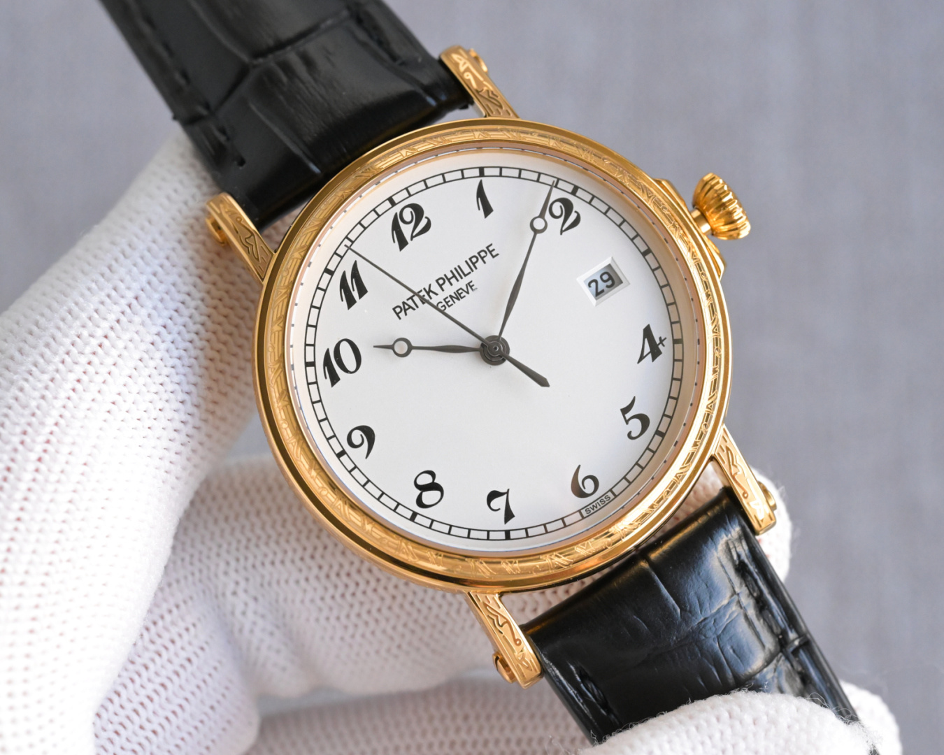 NO:553465,White shell rose gold produced by GR GR Factory Wall Crack Recommendation [Produced by Craftsman Core] Patek Philippe Classic 5153 Engraved Edition Watch, elegant and elegant JL5 1 [Wonderful details] The watch size is 38MM and the thickness is 10MM. 1. The case is polished and carved. In order to pursue a warm and jade-like effect, the watchmaker polished it carefully and worked slowly to produce the fine work.  2. The connection mechanism between the dust cover and the case has a crisp feel that is comparable to that of genuine products. 3. The scales and hands are treated with the latest precious metal plating process, and the effect is even better. 4. The 'pot lid type' slightly convex sapphire watch mirror has the same version as the genuine product, with a transparent effect and clear time telling. 5. The precious metal stamp is three-dimensional and standardized, clear and vivid!  2 [Leading the era of all-in-one computers] Adopting a customized version of Cal.324 all-in-one computer - thinner, more stable, and more like-like. The most important thing is that the degree of simulation has skyrocketed. 3 [Strap] Classic Italian calfskin strap, with clear texture and good texture. It is paired with the top Patek Philippe lantern buckle on the market, universal and original without pressure. GR Factory is elegant and consistent, timeless classic, low-key and perfect, a gentleman in the watch!  Welcome all cousins ​​to give you the best luxury recommendations for tasting and gift giving. Please look for the exclusive quality of GR, patek philippe, cowhide19860909GR 出品 白壳 玫金 GR Factory墙裂推荐【 匠”芯“出品 典藏之作】百达.翡丽古典5153雕花版腕表,儒雅而至JL5 1【精彩细节】腕表尺寸38MM,厚度10MM. 1.表壳打磨雕刻花为了追求温润如玉的效果,制表师精磨细造,慢工出细活. 2.防尘盖与壳体的衔接机制,有媲美带正品一样的清脆手感. 3.刻度和指针,采用最新的贵金属电镀工艺处理,效果更上一层楼. 4.“锅盖型”微凸蓝宝表镜,版型与正品一致,效果通透,辨时清晰. 5.贵金属钢印立体规范,清晰生动！ 2【引领一体机时代】采用定制版Cal.324一体机——更薄,更稳,更像.最重要的是仿真度直线上升了. 3【表带】经典意大利小牛皮表带,纹路清晰,质感好.搭配圈市面最顶级的百达翡丽灯笼表扣,通用原装无压力. GR Factory儒雅持成,永恒经典,低调完美,表中绅士！欢迎各位表友您的品鉴送礼最佳奢华推荐请认准GR独家品质,,patek philippe,cowhide,Watch