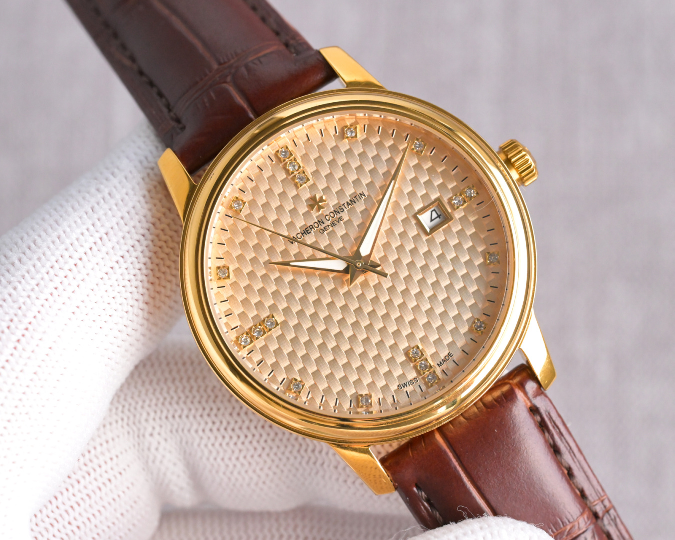 NO:553468,Produced in Taiwan, Platinum, Taiwan Factory’s new model mainly promotes Vacheron Constantin. In response to strong requests from major buyers, the latest men’s model Vacheron Constantin is finally launched today!  Simple and elegant!  Business first choice!  You deserve to have HE1 movement with (zero repair) size 40 mirror sapphire glass never scratched material 316 stainless steel case power reserve 48 hours waterproof depth 100 meters Italian calfskin original pin buckle gift best luxury recommendation please look for Taiwan's exclusive quality, vacheron, cowhide19860909台湾 出品 白 金 台湾 Factory 新款主推江诗丹顿,应各大买家强烈要求,最新男款江诗丹顿今天终于面世了！简雅大方！商务优选！你值得拥有HE1 机芯搭配（零返修） 尺寸40 镜面蓝宝石玻璃永不刮花 材质316精钢表壳 动力储存48小时 防水深度100米 意大利小牛皮原装针扣送礼最佳奢华推荐请认准台湾独家品质,,vacheron,cowhide,Watch