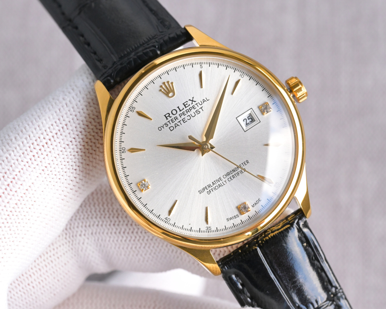 NO:553472,Produced in Taiwan, white case, gold case, Taiwan Factory's new product special launch: Rolex ROLEX (actual photo) business series HE1, the entire watch is made of 316L stainless steel, high-end and elegant! 316L stainless steel creates a perfect polygonal curved watch case! Comes with imported sapphire glass, Italian waterproof belt, and original pin buckle! ! ! Equipped with an original imported fully automatic mechanical movement (zero repairs), a diameter of 40mm, and deeply waterproof. The physical product has a more lustrous feel and is more exquisite. The scale of the dial is lifelike. The craftsmanship of the case and cover are all master-level body-tested. In addition, the high-tech forging of new era machines will shock you when you get it. It is a noble and extraordinary gift. For the best luxury recommendation, please look for Taiwan's exclusive quality, rolex19860909台湾 出品 白壳,壳金 台湾 Factory 新品特推劳力士ROLEX（实拍图）商务系列HE1全表采用316L精钢,高档大气！316L精钢打造完美多边形弧度表壳！搭配进口蓝宝石玻璃,意大利防水皮带,原装针扣！！！搭载原装进口全自动机械機芯（零返修） 直径尺寸40mm 深度防水. 产品实物光泽手感更佳精湛 字盘刻度栩栩如生 壳套工艺都是宗师级别轻身检验 加上新时代机器高技锻造 上手震撼尊贵非凡送礼最佳奢华推荐请认准台湾独家品质,,rolex,Watch