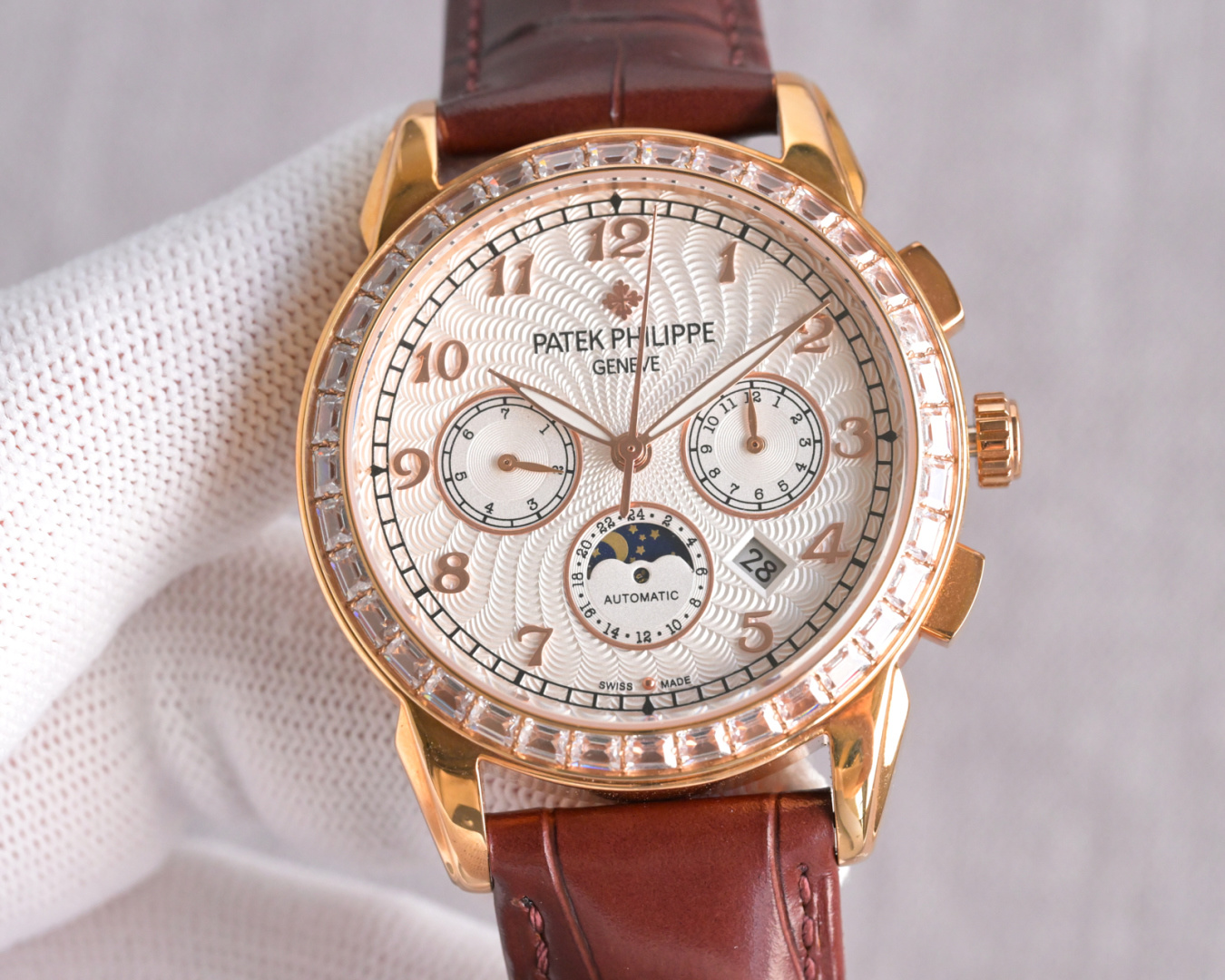 NO:553476,Produced by PPF White shell, gold shell, diamond 50 PPF Factory Factory quality, high-end series!  The new Patek Philippe Complication Chronograph Series P is launched. PatekPhilippe is a noble work of art!  (The upgraded version has an improved shell that is thinner than the old version, the glass has been upgraded to be wear-resistant and fall-resistant, and is smoother and more beautiful than the old version! The inner cover has been updated to a steel-made inner cover; the texture and feel of the watch are more perfect) Exclusive text plus high-end inner shadow logo, with imported multi-function movement (0 repair) function (24 hours, week, stars, month) imported 316 fine steel, using 18k quality furnace vacuum plating!  Paired with Italian imported calfskin!  Original folding buckle!  Size 40mm. Wear-resistant and scratch-resistant sapphire glass!  Super waterproof to 50 meters!  Simple but not simple!  You can never own a piece of Patek Philippe, you are just keeping it for your descendants. (Serious promise: The actual product has a better luster and a more exquisite feel. The dial scale is lifelike. The shell and cover craftsmanship are all master-level light body inspections. Coupled with the high-tech forging of new era machines, it is shocking and noble and extraordinary. You deserve it! Made by a big factory! Welcome to reprint and give gifts. For the best luxury recommendations, please look for the exclusive quality of PPF, patek philippe, cowhide19860909PPF 出品 白壳,金壳,钻50 PPF Factory 大厂品质,高端系列！新款 百达翡丽复杂功能计时系列P上市 PatekPhilippe 贵族的艺术品！（升级版改进壳身比旧版本更薄、玻璃升级耐磨抗摔、比旧版本更平整美观！内罩更新成钢鑫制内罩；手表质感 手感 显得更完美）独家字面加高档内影logo,搭配进口多功能机芯（0返修）功能（24小时,星期,星辰,月份）进口316精钢,采用18k品质炉内真空电镀！搭配意大利进口小牛皮！原装折叠扣！尺寸40mm.耐磨防刮蓝宝石玻璃！超强防水50米！简约而不简单！你永远无法拥有一块百达翡丽,你只是在替你的后代保管他. ( 慎重承诺 产品实物光泽手感更佳精湛 字盘刻度栩栩如生 壳套工艺都是宗师级别轻身检验 加上新时代机器高技锻造 上手震撼尊贵非凡.你值得拥有！大厂打造！欢迎转载送礼最佳奢华推荐请认准PPF独家品质,,patek philippe,cowhide,Watch