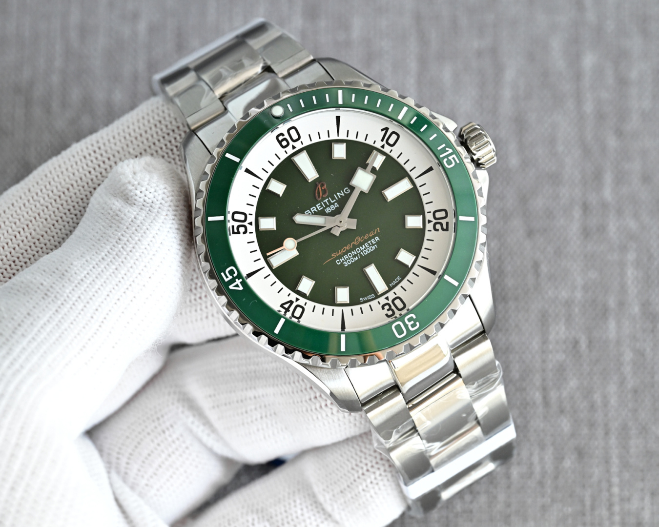 NO:586193,Produced by BLS, steel band and tape model BLS Factory Breitling Super Ocean Series 42mm watch RW6 1 diving watch must not only meet the needs of clear reading, but also be easy to operate. The hour markers and hands are coated with maximum luminous coating to ensure that they can be read clearly in the dim deep sea, just like a small light bulb in the dark; convenience is inseparable from the pitted ceramic bezel and micro-pull folding clasp; it is equipped with a precise mechanical movement and wear-resistant double-spherical sapphire glass. 2  The geometric hands are clear and stylish. The hands of this watch bring the charm of geometry to the extreme. The novel and harmonious combination is not only clear when reading, but also unforgettable at first sight.  3. Listen to the sound to identify the watch, and it is easy to operate. People who like mechanical watches are also fascinated by the sounds when winding the chain and rotating the bezel. Listening to the distinct rhythm, the hands seem to be able to clearly feel the smooth operation of each component. The details of the one-way rotating bezel and screw-in crown make it easy for the wearer to operate even with long nails, and every time they interact with the watch, they hear the crisp and pleasant mechanical sound.  4. There are many choices, so you should try boldly. The dial logo, bezel scale, time scale, etc. of the Super Ocean series are as pure as possible in color and details to highlight the colorful dial colors. Multi-color ceramic rings are matched with colorful dials to have more diverse choices!  For the best luxury gift recommendations, please look for BLS exclusive quality, breitling19860909BLS 出品 钢带款胶带款 BLS Factory 百年灵超级海洋系列42mm腕表RW6 1潜水表既要满足清读时,更要操作便捷.此款时标和指针大限度的夜光涂层,保证在昏暗的深海能清晰读时,如在黑暗中的小灯泡一样；便捷则离不开带坑纹的陶瓷表圈、微拉扣的折叠表扣；配搭精准机械机芯与耐磨的双球形蓝宝石玻璃. 2 几何指针,清晰更有型.此款腕表的指针将几何魅力挥洒到极致,新奇而和谐的组合,不但读时清晰,更一见难忘. 3听声辨表,操作便捷.喜欢机械腕表的人,也多为上链时、旋转表圈时的声音着迷.听着那分明的节奏,手下似乎更能清晰地感受到各个部件在流畅运转.单向旋转表圈、旋入式表冠在细节上的处理使得佩戴者即使是长指甲也能轻松操作,并且每一次与腕表互动都听到那清脆悦耳的机械声. 4选择众多,宜大胆尝试.超级海洋系列的表盘Logo、表圈刻度、时标等在配色和细节上都尽可能的纯粹,以凸显多彩的盘面颜色.多色陶瓷圈与多彩的盘面配搭,拥有更多样化的选择！送礼最佳奢华推荐请认准BLS 独家品质,,breitling,Watch