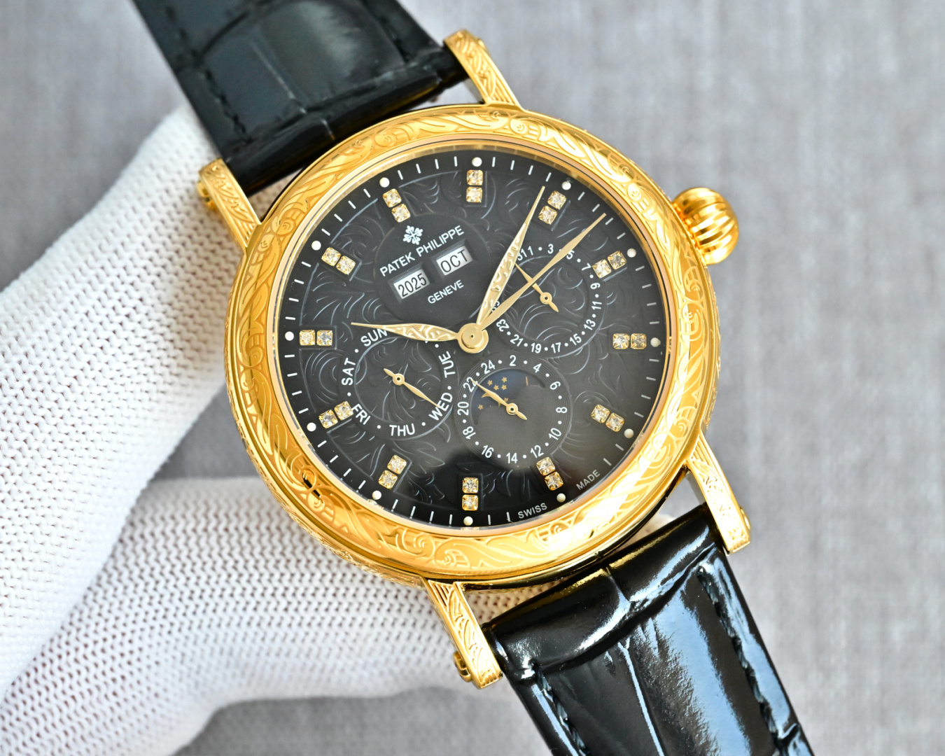 NO:586199,Produced by PPF, white shell, gold shell, PPF Factory [ingenious masterpiece, iron scratched silver hook, vigorous and powerful] PP, the highest version on the market, high-looking new product, simple and retro!  Exquisite craftsmanship!  P Carving The best collection of the year - Patek Philippe PP classical super complex multi-functional perpetual calendar function watch!  1 The team spent more than two years carefully designing, regardless of cost, daring to be the first, striving for perfection, overcoming many difficulties, and breaking through multi-layered technical bottlenecks. The movement model is CH 29-upgraded version. The 6 o'clock position on the dial is the moon phase display and date separation. It is equipped with an imitation 324SQ automatic winding movement, and the quality is stable!  2 [Strap] Classic Italian calfskin strap with clear texture and good texture. Paired with the top Patek Philippe lantern buckle on the market, it is universal and original and stress-free. 3 The elegant Calatrava carved case is very personalized!  The 442mm watch diameter is suitable for popular male hands, consistent with the counter, and is suitable for both business and leisure. PP Factory’s masterpieces are welcome for your appreciation!  For the best luxury gift recommendations, please look for the exclusive quality of PP, patek philippe, cowhide19860909PPF 出品 白壳 金壳 PPF Factory【匠心力作 铁划银钩 苍劲有力】PP 市场最高版本 高颜值新品 古朴,复古！精湛的工艺！P 雕花 年度最佳典藏之作——百达翡丽 PP 古典超级复杂多功能 万年历功能腕表！ 1团队历时两年多精心设计,不计成本,敢为人先,力求完美,克服重重难关,突破多层技术瓶颈,机芯型号为CH 29- 升级版,表盘6点位置是月相显示和日期分拔,搭配仿324SQ自动上链机芯,质量稳定！ 2【表带】经典意大利小牛皮表带,纹路清晰,质感好.搭配圈市面最顶级的百达.翡丽灯笼表扣,通用原装无压力. 3优雅的Calatrava雕花表壳极具个性！ 442毫米的表径适配大众男性手寸,与专柜一致,非常商务可亦休闲. PP Factory匠心力作 欢迎您的品鉴！送礼最佳奢华推荐请认准PP独家品质,,patek philippe,cowhide,Watch