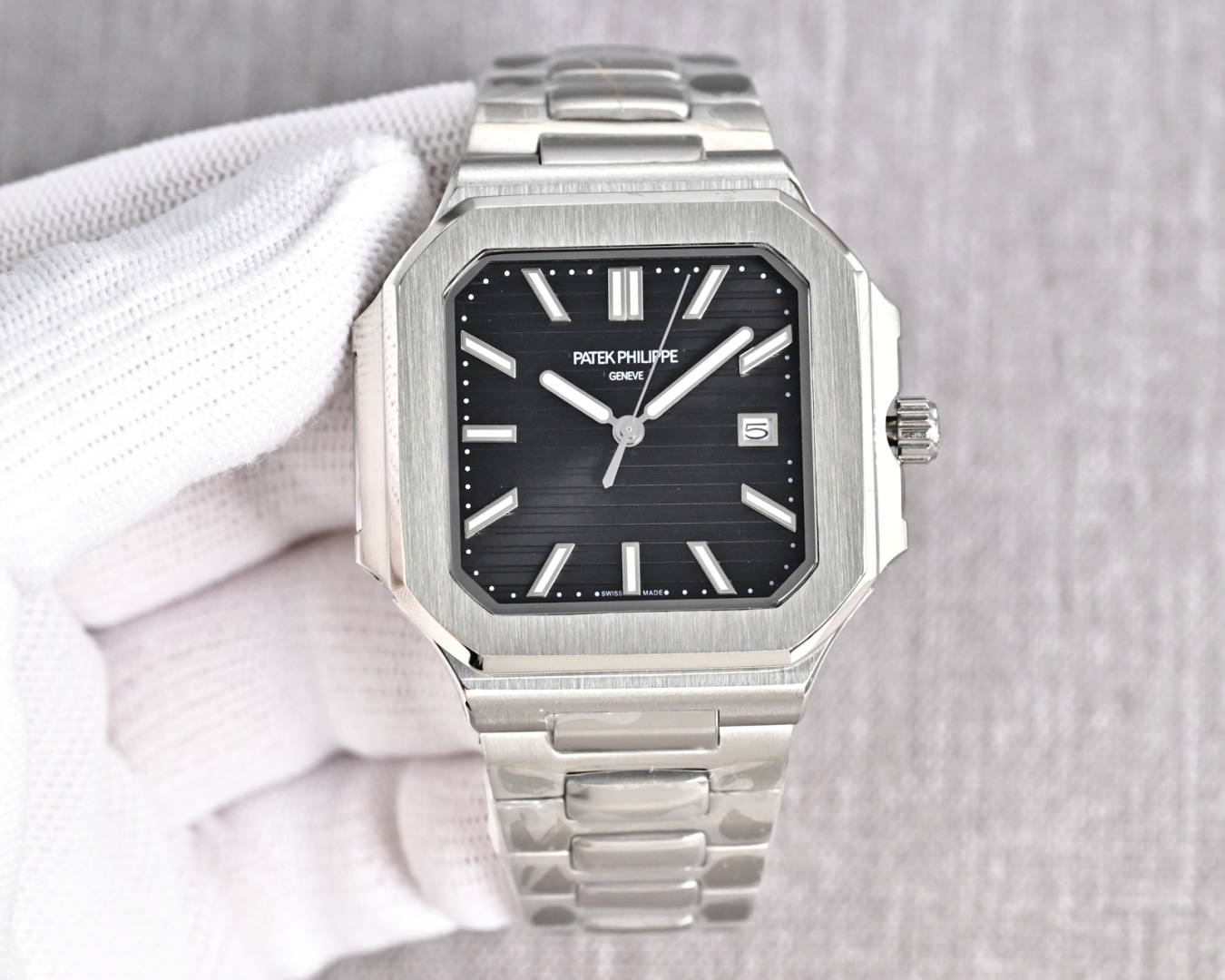 NO:586450,Produced in Taiwan, Taiwan Factory Patek Philippe square CUBITUS 5821/1A-001 (/1G-001) new series of watches P 1 movement: customized Cal.26-324SC all-in-one machine 2 steel strap is made of 316L steel, and the strap is equipped with the original buckle  3 Case: The size is 45 mm, the diagonal length of the case (i.e. 10 o'clock to 4 o'clock), because the case is approximately square, the width of the upper and lower sides will be less than this value, so the visual effect is not very large. The new series 5821/ is a luxury sports-style watch, which can be paired with formal and casual wear for daily gifts. The best luxury recommendation, please look for exclusive quality, patek philippe19860909台湾 出品  台湾 Factory 百达翡丽 方形 CUBITUS 5821/1A-001（/1G-001） 新系列腕表P 1机芯:定制Cal.26-324SC 一体机 2钢带采用316L钢,表带搭配原装扣 3表壳:尺寸为45毫米,表壳对角线长度(即10点位至4点位),因为表壳近似于方形,上下边的宽度会小于这一数值,所以视觉效果并不是很大. 新系列5821/属于豪华运动风格腕表,日常可以搭配正装和休闲装送礼最佳奢华推荐请认准独家品质,,patek philippe,Watch