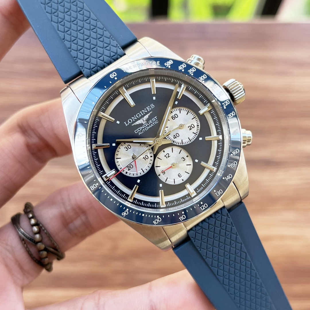 NO:586517,Produced in Taiwan, Tape Model Taiwan Factory [New Product] Taiwan V12 Factory Longines LONGINES-Longines Concas Yuedong Series xz1 has become a highly respected boutique timepiece with its unique design, practical functions and comfortable wearing experience. 1 The literal meaning is the unique 'panda eye', which mainly has 'black and white', 'deep sea blue', 'mountain green', 'champagne gold' and other classic matching colors and three-eye counters, plus a black fashionable ceramic ring. The ceramic ring uses clean  The font is more three-dimensional and rounded. The edges of the ceramic ring are slightly rounded. 2 Sapphire mirror, dial with luminous, stylish and retro multi-function chronograph watch with original L.5 self-winding movement. 3 Dial diameter 42mm, waterproof depth 50m. It can be easily solved with daily water. Whether it is paired with casual wear or formal wear, it can show the wearer's unique taste and personality charm, and the overall feel is full of high-end. Please look for the quality!  4 Same style as Peng Yuyan and Shawn Yue!  For the best luxury gift recommendation, please look for Taiwan’s exclusive quality, longines19860909台湾 出品 胶带款 台湾 Factory【新品】台湾V12厂浪琴 LONGINES-浪琴康卡斯悦动系列xz1凭借其独特的设计,实用的功能和舒适的佩戴体验,成为了一款备受推崇的精品时计. 1字面是独特的“熊猫眼”主要有“黑白”“深海蓝”“远山绿”“香槟金”等多款经典搭配款色和三眼计时盘还加上黑色时尚陶瓷圈陶瓷圈使用clean 字体更加立体圆润 陶瓷圈边缘有轻微圆角 2蓝宝石镜面,表盘带有夜光,时尚又复古的多功能计时机腕表原装L.5自动上弦机芯 3 表盘直径42mm,防水深度50m日常用水轻松解决,无论是搭配休闲装还是正装,都能展现出佩戴者独特的品味和个性魅力,整体上手高级感满满.请认准品质！ 4彭于晏余文乐同款！ 送礼最佳奢华推荐请认准台湾独家品质,,longines,Watch