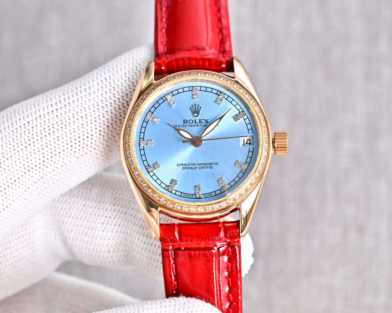 NO:602001,Produced in Taiwan, white shell, gold shell, Taiwan Factory Rolex - New R OLEX Lady Series Dial Ring inlaid with 38 Weselton diamonds [Rose] [Rose] Fashionable women's watch Simple three-hand RD3 Recommended hot model of the year Super luminous at night Unique 3, 6-digit calendar Equipped with original imported fully automatic mechanical movement (zero repair), mirror grade 9 sapphire crystal scratch-resistant glass, waterproof depth: 50 meters strap selected calf leather.  Finely polished, fresh and elegant, generous and decent, a must-have model for goddesses with high quality. Give it to your lover or best friend. Five-star recommendation!  For the best luxury gift recommendations, please look for Taiwan’s exclusive quality, rolex, cowhide19860909台湾 出品 白壳,金壳 台湾 Factory 劳力士-新款R OLEX 淑女系列  表盘 环圆镶嵌38威塞尔顿钻石[玫瑰][玫瑰]时尚女表 简约三针RD3 年度爆款推荐 夜时超强夜光独特3、6字位日历 搭载原装进口全自动机械机芯（零返修）,镜面9级蓝宝石水晶防刮玻璃,防水深度:50米表带精选小牛皮. 精细打磨,清新优雅,大方得体女神必备款高品质 送爱人 送闺蜜 五星推荐！送礼最佳奢华推荐请认准台湾独家品质,,rolex,cowhide,Watch