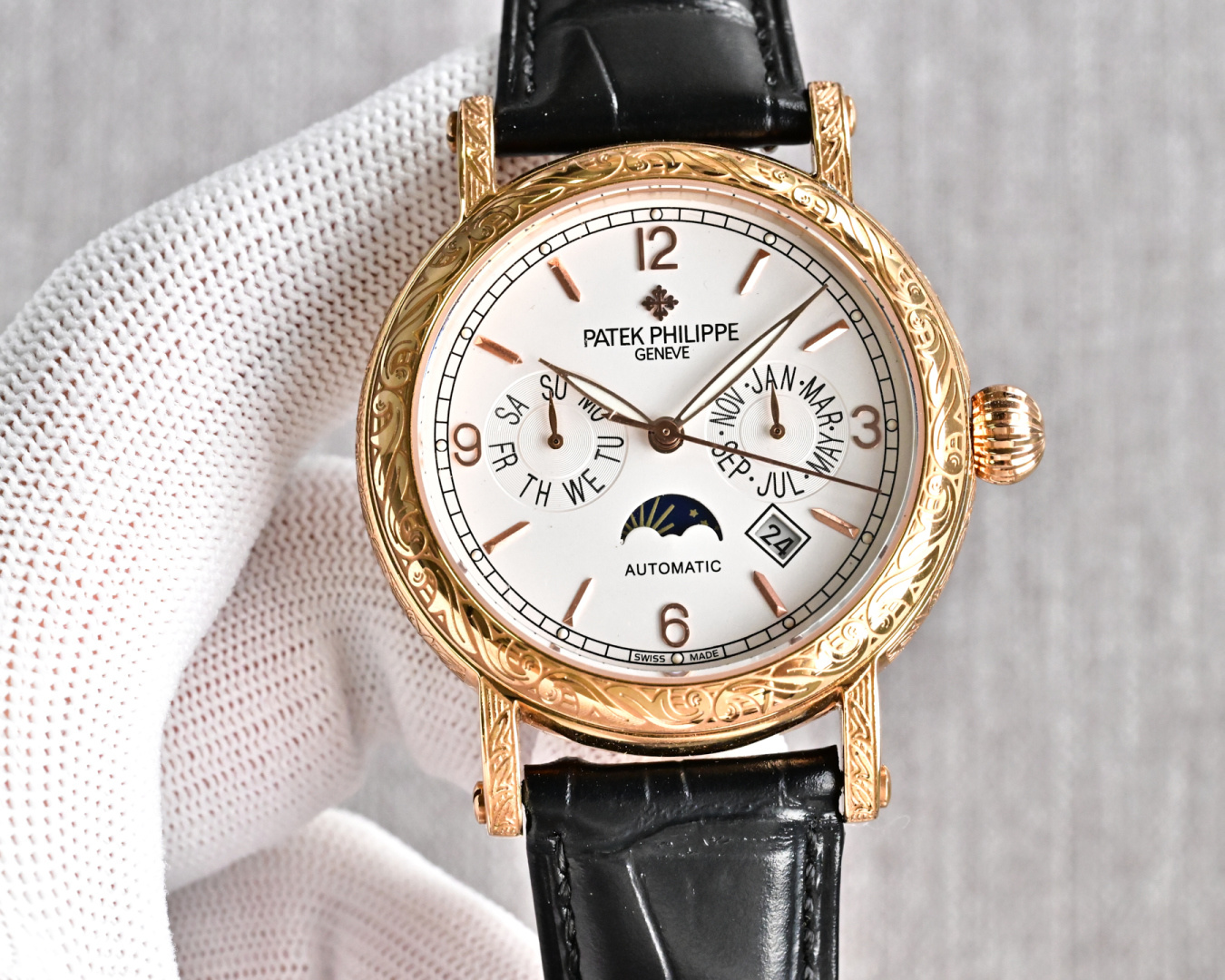 NO:602143,Produced by PPF, 50 platinum diamonds PPF Factory Patek Philippe complex function series - P pure hand-engraved watch - makes a stunning debut. The 42 mm diameter is suitable for the public male hand, very business or leisure. The entire watch case is hand-engraved with patterns, which has a strong visual impact, is unforgettable, and the physical texture is more beautiful.  1. Equipped with imported multi-functional movement [non-market ordinary domestic movement] (zero repair) function (24 hours, week/star/month), this watch has a power reserve of 38-48 hours. 2. Imported 316L stainless steel, using 18k quality furnace vacuum plating!  3. Paired with exclusive customized square scale cowhide strap. 4. Wear-resistant and scratch-resistant sapphire glass mirror!  530 meters waterproof level. Patek Philippe is simple but not simple!  The quality of the actual shooting is the same!  For the best luxury gift recommendations, please look for the exclusive quality of PPF, patek philippe, cowhide19860909PPF 出品 白金钻50 PPF Factory 百达翡丽Patek Philippe复杂功能系列-P纯手工-雕花腕表-惊艳登场,42毫米的表径适配大众男性手寸,非常商务可亦休闲.整表表壳手工雕刻花纹,视觉冲击力强,令人过目不忘,实物质感更加优美.  1搭配进口多功能机芯【非市场普通国产机芯】（零返修）功能（24小时,星期/星辰/月份）此腕表拥有38-48小时动力储备. 2进口316L精钢,采用18k品质炉内真空电镀！ 3搭配独家定制方形鳞纹牛皮表带 4耐磨防刮蓝宝石玻璃镜面！ 530米生活防水等级. 百达翡丽（Patek Philippe） 简约而不简单！实物拍摄品质如一！送礼最佳奢华推荐请认准PPF独家品质,,patek philippe,cowhide,Watch