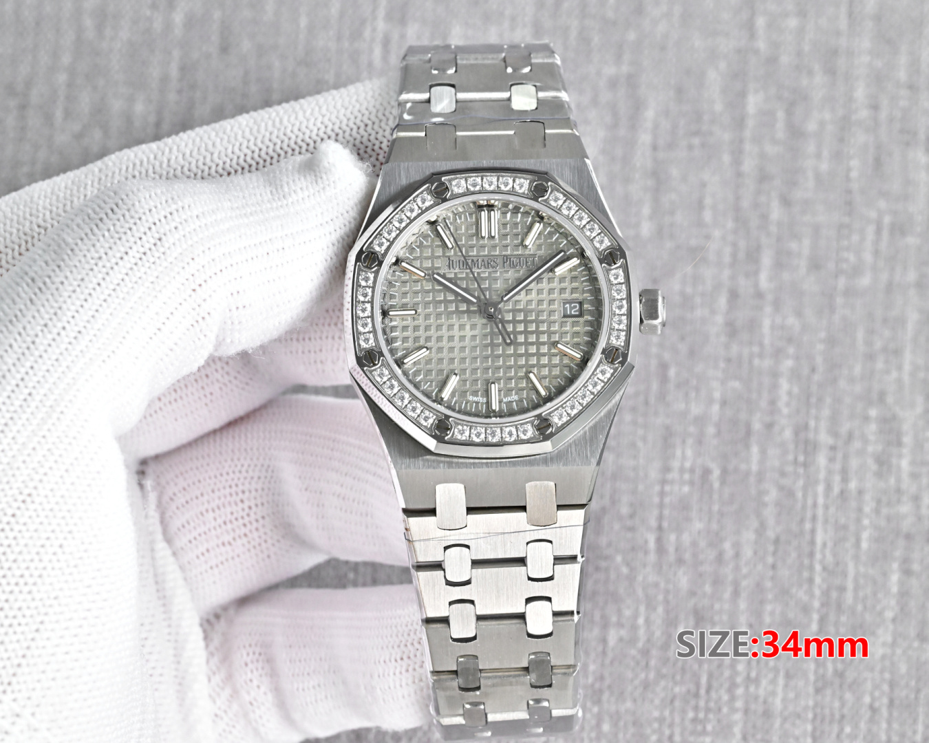 NO:602149,Produced by TW, white gold diamond TW Factory latest women's model AP Audemars Piguet Royal Oak series 77350 77351 model mechanical watch TWO diameter 34mm. Equipped with Caliber  The self-winding movement adopts a specially designed rose gold automatic oscillating weight (zero fault) and a new case with an anti-glare sapphire crystal mirror. The dial has clear checkered details and is equipped with fluorescent three-dimensional hands. It is filled with imported luminous light and is more durable. Every detail of the steel belt is guaranteed to match the original product and is the most user-friendly head buffer against the original product. All parameters and materials are scanned and polished with authentic products!  Relive the legend!  It creates a different kind of elegance for the wearer!  For the best luxury gift recommendations, please look for TW’s exclusive quality, audemars19860909TW 出品 白-金 钻 TW Factory 最新女款AP 爱彼皇家橡树系列77350 77351型号机械腕表TWO 直径34mm.搭载Calibre 自动上链机芯,采用该款式特别设计的玫瑰金自动摆陀（零故障）全新表壳搭配防炫目蓝宝石水晶镜面.表盘格纹细节清晰,搭配荧光立体表针,采用进口夜光填充,更持久.钢带每个细节确保吻合正品,最人性化的对标正品头粒缓冲. 所有参数、材质皆采用正品扫描打磨而成！再现传奇！为佩戴者演绎出别样的优雅格调！送礼最佳奢华推荐请认准TW独家品质,,audemars,Watch