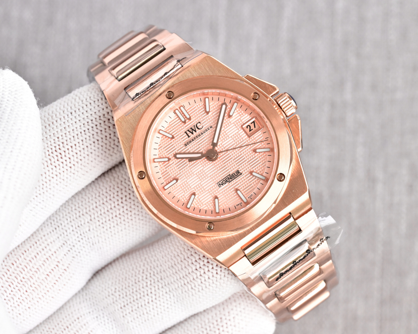 NO:602163,Produced by KR, White Shell 1700 Rose Gold 1750 KR Factory IWS Factory 2025 Highly Recommended | IWC's new 'Female Engineer' is the pinnacle upgrade. The 35.1mm version of the IWC Women's Engineer Automatic Watch is coming. It took a long time to overcome multiple layers of technical difficulties, just to restore the top quality in the market, and perfectly integrate precision and elegance. It is a masterpiece!  At the same time, the authentic core configuration of the watch strap is presented in two versions of the middle link - the frosted stainless steel strap has a restrained texture, while the bright pearl model is sparkling and exquisite, and every detail is closely matched with the original version.  The technical bottleneck has been completely broken. It is equipped with the original imported 9015 modified IWC 410 fully automatic mechanical movement, 28,800 times/hour high-frequency vibration, accurate and stable travel time; the thickness is optimized to 9.4mm, which fits the wrist more comfortably. Double-sided anti-reflective arc  The sapphire glass is clear and transparent, and the transparent bottom shows the movement of the movement. The 10-bar waterproof performance is suitable for various daily scenes. The iconic five-function screw bezel + 'grid' pattern dial are authentically reproduced, and the sporty gene and elegant style are combined in both directions.  The size details accurately restore the 35.1mm gold watch diameter + 13mm longitudinal spacing between the lugs, which perfectly matches the proportions of the original, and fits the wrist without being picky about the shape of the wrist. The dial technology has been upgraded and renovated. After stamping and molding, it is polished by the galvanizing process. There are four colors: green plate, rose gold plate, rose blue-green, and light blue plate. It reflects smart light and shadow under different lights, doubling the sense of layering and luxury!  IWS Factory's sincere work invites all watch friends to appreciate this ultimate collision of precision and aesthetics, and appreciate the ingenuity and charm of high-end watches!  For the best luxury gift recommendations, please look for KR’s exclusive quality, iwc, gold19860909KR 出品 白壳1700 玫瑰金1750 KR Factory IWS Factory2025重磅推荐｜万国IWC新款“女工程师” 巅峰升级 IWC万国女款工程师自动腕表35.1mm版本震撼来袭耗时攻克多层技术难关,只为还原市场顶级质感,将精准与优雅完美融合,堪称匠心力作！ 同步正品核心配置表带中间链节双版本呈现——磨砂精钢带质感内敛,中珠亮光款闪耀精致,每一处细节都与原版严丝合缝. 技术瓶颈全面突破搭载原装进口9015改万国410全自动机械机芯,28800次/小时高频振频,走时精准稳定；厚度优化至9.4mm,贴合腕间更舒适.双面防反光弧面蓝宝石玻璃表镜清晰通透,透明表底尽览机芯运转,10巴防水性能适配日常多场景,标志性五颗功能螺丝表圈+“网格”纹表盘原汁原味复刻,运动基因与优雅格调双向拉满. 尺寸细节精准还原35.1mm黄金表径+13mm表耳纵向间距,完美契合正品比例,上手贴合不挑腕型. 表盘工艺升级焕新冲压成型后经镀锌工艺打磨,绿盘、玫瑰金盘、玫蓝绿、浅蓝色盘四款配色,在不同光线下折射灵动光影,层次感与高级感翻倍！ IWS Factory诚意之作,邀各位表友共赏这份精准与美学的极致碰撞,品鉴高端腕表的匠心魅力！送礼最佳奢华推荐请认准KR独家品质,,iwc,gold,Watch