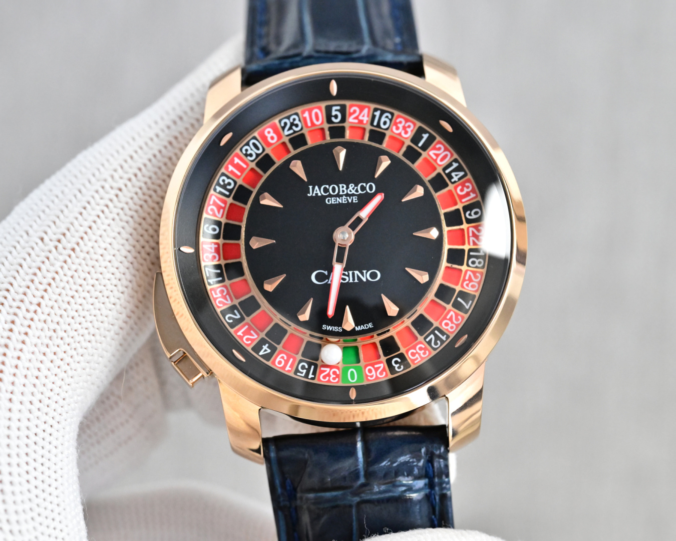 NO:602199,Produced in Taiwan, white shell, black, gold, Taiwan Factory, playing the game of time - Jacob & Co.  The Czech Leopard Gambling Watch EL5 movement imported from Switzerland has accurate timekeeping. The 44mm dial is embedded with a movable gambling wheel device, which can start luxurious interactions with one touch. The red and black contrasting dial replicates the classic roulette aesthetics. The ball moves with the rhythm of the wrist and hides mysteries, making the wrist a mobile entertainment venue and igniting social topics. The texture of 316 stainless steel collides with street trends, making both business and leisure the focus~  Freeze every highlight moment where you have a chance of winning. The best luxury gift recommendation, please look for Taiwan’s exclusive quality, jacob & co19860909台湾 出品 白壳.黑色,金色 台湾 Factory 玩转时间博弈——Jacob & Co. 捷克豹赌盘腕表EL5瑞士进口机芯精准走时,44mm表盘内嵌可动赌盘装置,一按即启奢趣互动,红黑撞色表盘复刻经典轮盘美学,滚珠随手腕律动暗藏玄机,让腕间成为移动的娱乐场,点燃社交话题.316精钢质感碰撞街头潮流,商务休闲皆成焦点～ 定格每一次胜算在握的高光时刻送礼最佳奢华推荐请认准台湾独家品质,,jacob & co,Watch