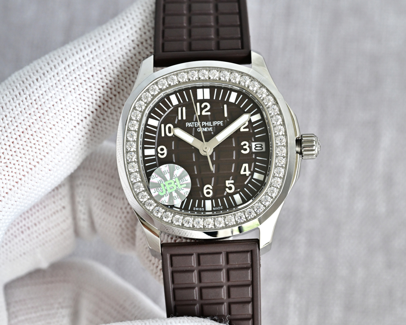 NO:617402,Produced by JBL, white shell, gold shell, JBL Factory PP, Patek Philippe AQUANAUT series, ZZ2 grenade series, the mechanical female grenade was born, bidding farewell to the era of fake movements. The case has a diameter of 35.6 mm and is made of fine steel. The entire case is polished by CNC throughout the entire process, which explains what exquisite craftsmanship is. A circle of Swarovski diamonds is inlaid at the mouth of the case to show its exquisite beauty and greatly enhance the aristocratic temperament of the wearer.  The three-dimensional grenade pattern on the dial echoes the regular embossed dial. The 12 independently molded Arabic numeral scales are full of three-dimensionality and look more lively and fashionable when paired together. Looking down through the sapphire crystal glass above, it shows a smooth and harmonious beauty.  The unique fluororubber strap of the watch strap highlights its sportiness and fashion sense. It adopts the same grid design as the dial, but the different methods still make the whole watch blend into one, with the same purpose. It is equipped with a classic folding snap buckle, and the edge of the buckle is polished in place. When you open the buckle, you can see that the English letters of Patek Philippe are engraved on the inner buckle. The engravings are of the same size. It is still very clear when viewed through a magnifying glass, completely following the original craftsmanship.  The bottom cover of the movement is designed through the bottom, and through the high-definition sapphire crystal glass mirror, you can clearly see the overall movement structure and operation. The JBL factory uses an exclusively customized Cal.324 movement, which completely restores every detail of the original movement. The two large and small gears on the left and right sides of the central axis are also perfectly restored. This is something that no other manufacturer can achieve at present. For the best luxury gift recommendations, please look for JBL exclusive quality, swarovski, patek philippe19860909JBL 出品 白壳 金壳  JBL Factory PP 百达翡丽 AQUANAUT系列 ZZ2手雷系列 机械女手雷横空出世,告别机芯一眼假时代. 表壳35.6毫米的表径,精钢打造的表壳,整一个表壳通过全程CNC打磨而成,诠释了何为精雕细琢.表壳圈口部位镶嵌一圈施华洛世奇钻石尽显精致美感,大大提升佩戴者的贵族气质. 表盘立体的手雷纹路与规则的浮雕表盘相互呼应,12个独立开模的阿拉伯数字刻度立体感满满,搭配起来更显活泼时尚,通过上方的蓝宝石水晶玻璃往下看,呈现出一种流畅与协调之美. 表带手雷独配的氟橡胶表带,凸显出它的运动性和时尚感,采用表盘一样的网格设计,不同的方法却依旧使整表混为一体,有着异曲同工之妙.搭配经典的折叠按扣,表扣边缘的打磨十分到位,打开扣子可以看到内扣雕刻有百达翡丽的英文字母,刻字大小一致,通过放大镜去看依然非常清晰,完全遵从了原装的工艺. 机芯透底设计的底盖,通过高清蓝宝石水晶玻璃镜面,可以很清晰的看到整体的机芯构造以及运转,JBL厂采用了独家定制的Cal.324机芯,完整的还原了原装机芯的每一个细节,中轴左右两侧的两个大小齿轮同样完美的还原,这一点是目前其他厂家都无法做到的 送礼最佳奢华推荐请认准JBL独家品质,,swarovski,patek philippe,Watch