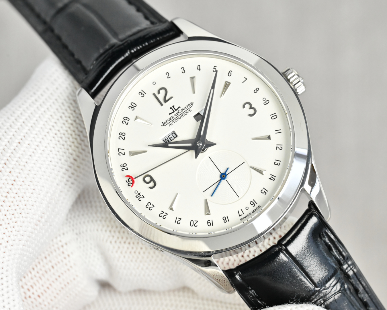 NO:641174,5C produces white case and gold case 5C Factory Jaeger-LeCoultre JL JL5 Sincerely, it shockingly launches a masterpiece of fine aesthetics - Jaeger-lecoultre Master Series - 1558420, the highest version on the market with 6 o'clock real small seconds [Wonderful details] The watch size is 39mmX12mm, thin and quality  1. The pot-lid-shaped dial is slightly curved when viewed from the side. Multiple modifications ensure that the charm is comparable to the original version, restoring the authentic watchmaking characteristics and showing its timeless charm in a slightly different way!  2. The two windows at 12 o'clock of the watch display the day of the week and the month respectively. The sub-dial of the watch at 6 o'clock has a small second hand that can read the moon phase display, and the edge position displays the calendar hand, restoring all functions. 3. There is no gap in the middle of the clasp. Viewed from the side, the arc will not break the opening. The curvature of the clasp is consistent with the original version and is more comfortable to the hand. It uses a 5C factory customized machine to modify the Jaeger-LeCoultre 866/1 movement. It has stable running time and excellent quality. To ensure the perfect presentation of the charm, it has been repeatedly modified.  Behind the simplicity is the ultimate complexity [Simplicity and Ultimate] 5C ingenuity!  The best luxury gift recommendation, please look for the 5C exclusive quality, jaeger-lecoultre198609095C 出品白壳 金壳 5C Factory 积家 JL JL5 心诚所致,震撼推出精细美学代表之作——Jaeger-lecoultre积家大师系列——1558420市场最高版本6点位真小秒【精彩细节】腕表尺寸39mmX12mm 薄而有质 1锅盖形表盘从侧面看是有微微弧度的多次修改确保神韵与原版相媲美,还原正品制表特质,以稍作不同的方式展现其隽永魅力！ 2腕表十二点位置两个窗口分别显示星期和月份,腕表在6点钟位置的副表盘为小秒针可读取月相显示,边缘位置则显示日历针,还原所有功能. 3 表扣中间无缝隙从侧面看弧线是不会断开口的表扣的扣版弯度与原版一致更贴手 采用5C厂定制机改积家866/1机芯 走时稳定 品质优良 为确保神韵反复修改完美呈现 简约的背后是极致的复杂【简约而极致】5C匠心之作！送礼最佳奢华推荐请认准5C独家品质,,jaeger-lecoultre,Watch