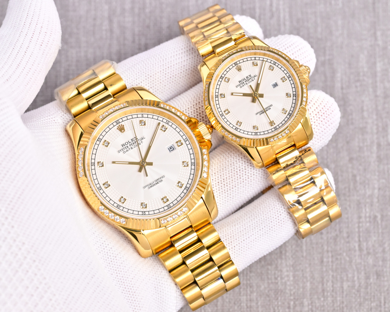 NO:641295,Produced in Taiwan, white case, gold case, Taiwan Factory. Great gift for couples. The latest masterpiece is highly recommended. Rolex ROLEX TW9 is a popular model for couples. I have confirmed it with my eyes. It is only given to the right person!  [Movement] Original imported movement (0 repairs and 0 after-sales service) [Case] Made of 316 top quality stainless steel, with multiple Swarovski diamonds inlaid on the stainless steel ring, CNC engraving, and professional polishing by Swiss watch engineers to perfectly show the gloss and roundness of the case [Mirror] Made of scratch-resistant sapphire [Size] 41 for men and 32 for women, plus super waterproof meters, can be worn for swimming [once and for all, classic and eternal] Luxurious and exquisite recommended for men and women  The best luxury watch for couples as a gift, please look for Taiwan’s exclusive quality, rolex19860909台湾 出品 白壳 金壳  台湾 Factory 送礼佳品,情侣对表,最新力作鼎力推荐 劳力士 ROLEX TW9情侣款火爆来袭确认过眼神,只送对的人！【机芯】原装进口机芯(0返修0售后）【表壳】采用316顶级精钢材质,精钢圈口镶多粒施华洛斯奇钻 ,CNC数控雕刻,瑞士腕表工程师专业打磨,完美展现表壳光泽、圆润度【镜面】采用抗刮损蓝宝石【尺寸】男款41女款32 加超强防水米,可配戴游泳【一劳永逸 经典永恒】奢华精致推荐 男 女 情侣腕表 送礼最佳奢华推荐请认准台湾独家品质,,rolex,Watch