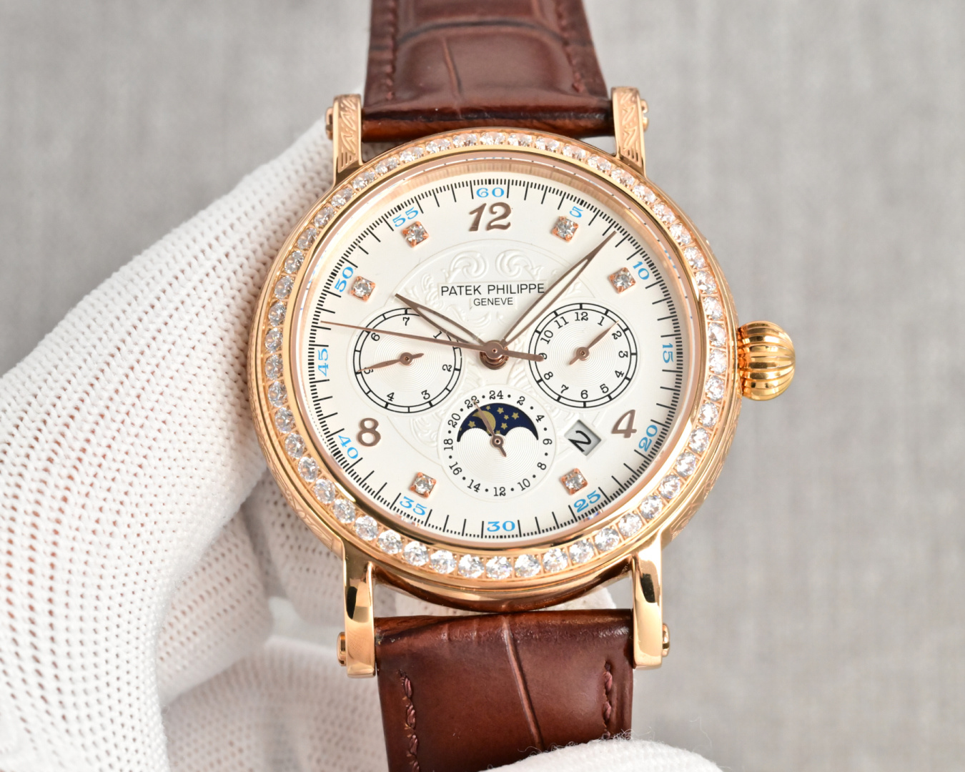NO:641479,Produced by TW, white case, gold case, 50 diamonds, TW Factory Patek Philippe R77 PP complex function series - purely handmade - carved watch - stunning debut, 42 mm diameter suitable for popular male hands, very business or leisure. The entire watch case is hand-engraved with patterns, strong visual impact, unforgettable, and the physical texture is more beautiful. 1. Imported with  Multi-function movement [non-market ordinary domestic movement] (zero repair) function (24 hours, week/star/month) This watch has a 38-48 hour power reserve. 2. Imported 316L stainless steel, using 18k quality furnace vacuum plating!  3. Paired with exclusive customized square scale cowhide strap. 4. Wear-resistant and scratch-resistant sapphire glass mirror!  530 meters waterproof level. Patek Philippe is simple but not simple!  The quality of the actual shooting is the same!  Luxurious and exquisite recommended men’s multifunctional mechanical watch. The best luxury recommendation for gift giving, please look for TW’s exclusive quality, patek philippe, cowhide19860909TW 出品 白壳 金壳 钻50 TW Factory 百达翡丽 Patek Philippe R77 PP 复杂功能系列-纯手工-雕花腕表-惊艳登场,42毫米的表径适配大众男性手寸,非常商务可亦休闲.整表表壳手工雕刻花纹,视觉冲击力强,令人过目不忘,实物质感更加优美.  1搭配进口 多功能机芯【非市场普通国产机芯】（零返修）功能（24小时,星期/星辰/月份）此腕表拥有38-48小时动力储备. 2进口316L精钢,采用18k品质炉内真空电镀！ 3搭配独家定制方形鳞纹牛皮表带 4耐磨防刮蓝宝石玻璃镜面！ 530米生活防水等级. 百达翡丽（Patek Philippe） 简约而不简单！实物拍摄品质如一！奢华精致推荐男士多功能机械腕表 送礼最佳奢华推荐请认准TW独家品质,,patek philippe,cowhide,Watch