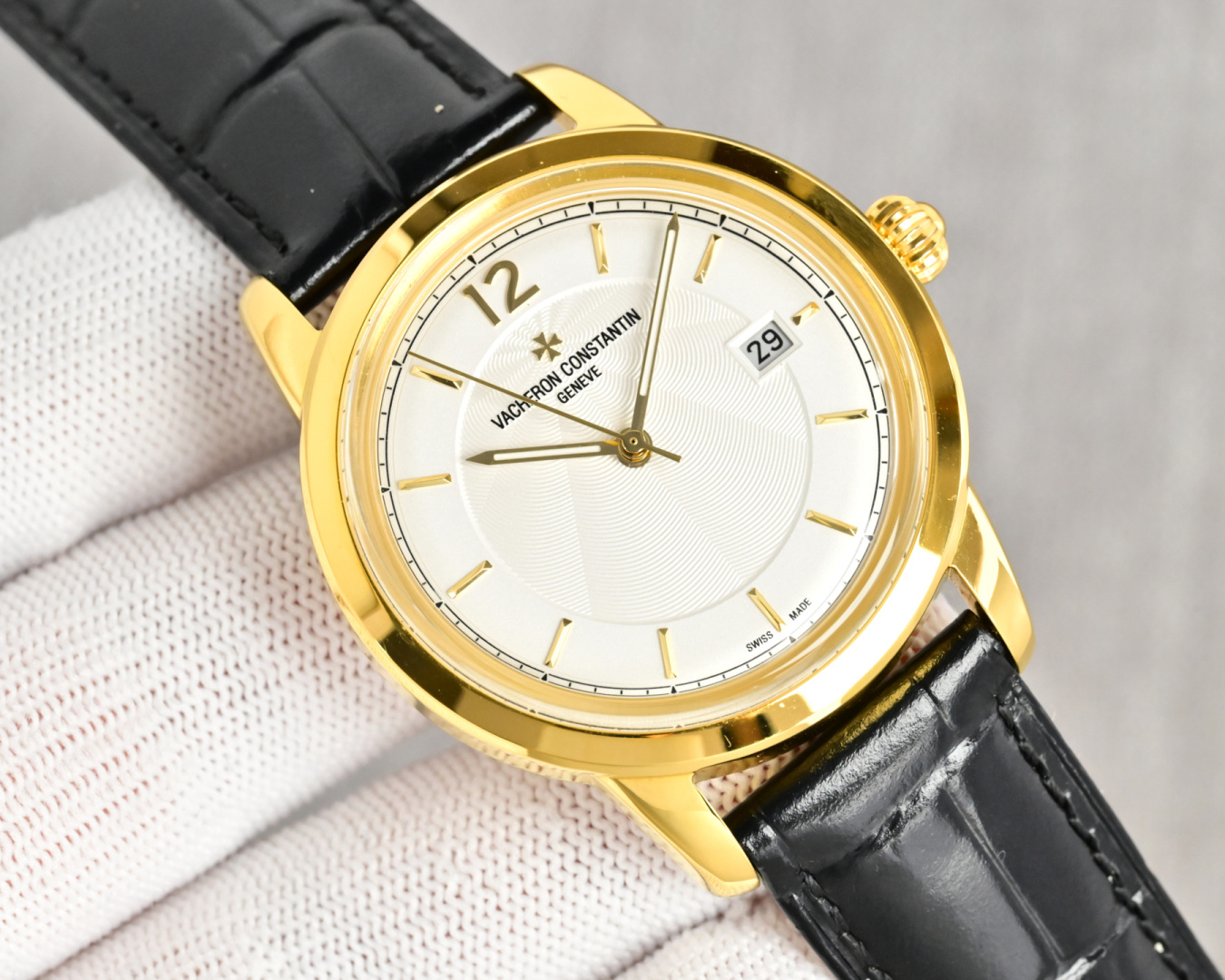 NO:641482,The white gold TW Factory Vacheron Constantin VC VC3 pot cover glass watch produced by TW is now on the market. It is simple and elegant, and perfectly combined, allowing you to feel the elegant and gentlemanly atmosphere!  1. This watch is equipped with an original ultra-thin movement, with a vibration frequency of 28,800 times per hour, stable performance, and zero repairs. 2. The case diameter is 40mm, the original size, the ultra-thin craftsmanship is 8mm, and the sapphire anti-scratch glass mirror!  3. Paired with an Italian leather strap, it is simple and elegant, with high-end quality. It is suitable for various business occasions and is the first choice for gift giving!  Luxurious and exquisite recommended men’s mechanical watches. The best luxury recommendations for gifts. Please look for TW’s exclusive quality, vacheron19860909TW 出品 白 金 TW Factory 江诗丹顿 VC VC3锅盖玻璃 腕表火爆上市简雅大方,完美结合,让你感受优雅绅土气息！ 1该表搭载原装超薄机芯,每小时振频28800次,性能稳定,零返修 2表壳直径40mm原装尺寸,超薄工艺8mm,蓝宝石防刮花玻璃镜面！ 3搭配意大利真皮表带,简洁大气,高端品质,适合各种商务场合,送礼首选！奢华精致推荐男士机械腕表 送礼最佳奢华推荐请认准TW独家品质,,vacheron,Watch