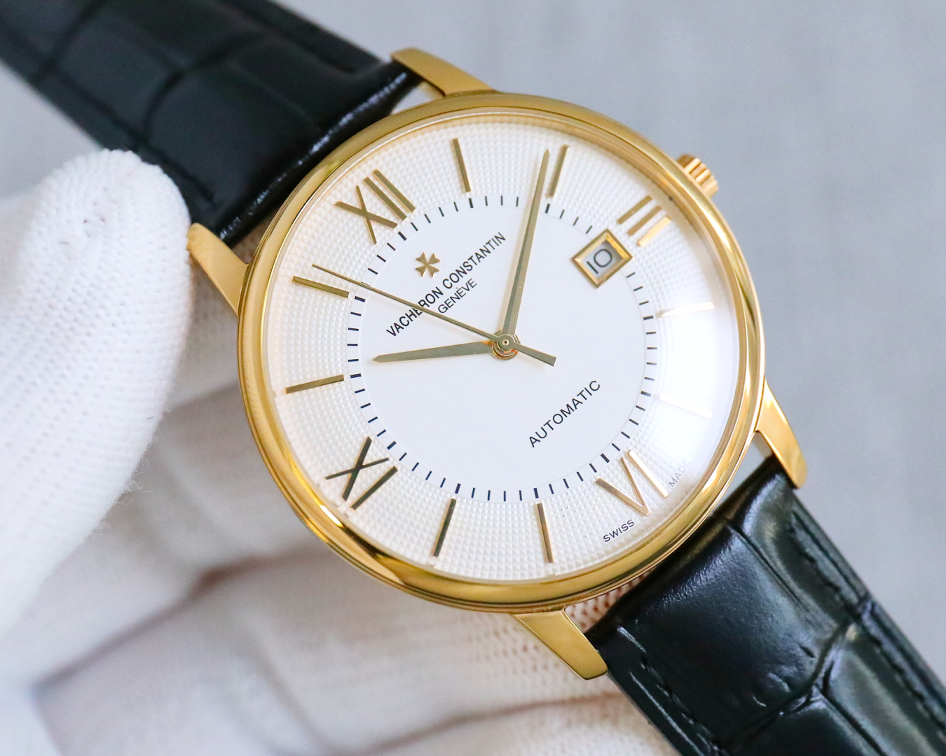 NO:687709,Produced by TW White Shell Gold Shell TW Factory Vacheron Constantin VC Heritage Series 85180 Watch RR1 Latest Recommended Market Highest Reproduction V4 Upgraded Version 1 [Case] Size 40MMX9MM, perfectly round case, with slightly isolated lug design, making it fit the wearer's wrist better. Each finished shell case needs to undergo MK's strict quality control to restore the unique texture of the original. 2 [Movement]  The steel wheels and other components are all exquisitely decorated by MK watchmakers, and the automatic oscillating weight is plated with 18k gold to maximize the original exquisite craftsmanship. 3 [Mirror] The front and rear sapphire glass mirrors are treated with anti-vertigo coating. 4 [Strap] Double-layer Italian calfskin, with Maltese cross pin buckle. The best luxury recommendation for gifts, please look for TW exclusive quality, vacheron, cowhide19860909TW 出品 白壳 金壳  TW Factory 江诗丹顿VC 传承系列85180腕表RR1最新款推荐市场最高复刻 V4升级版本 1【表壳】尺寸40MMX9MM,完美圆形的表壳,搭配微孤式表耳设计,使之更加贴合佩戴者的手腕.每一个成品壳套,都需经过MK严格的质量把控,方能还原正品独特的质感. 2【机芯】 钢轮等部件均由MK制表师精工装饰,自动摆陀更是镀有18k金,最大限度呈现原装精湛的工艺水平. 3【表镜】前后两片蓝宝石玻璃镜面,均有防眩晕镀膜处理. 4【表带】双层意大利小牛皮,搭配马耳他十字针扣送礼最佳奢华推荐请认准TW独家品质,,vacheron,cowhide,Watch