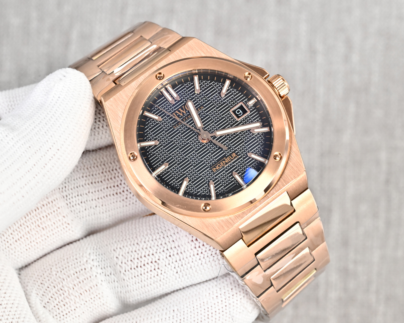 NO:689695,Produced by BLS, 2824 machine, white shell, black gold shell, 2892 machine, white shell, black gold shell, 1600 BLS Factory IWC  The Engineer series RE8 watch does not have any special functions, only three hands and date display, unabashedly and vividly showing the luxurious and sporty atmosphere of the Engineer series. [Movement] BLS still adheres to the principle of high cost performance, low price and affordable price, using 2892/2824 (optional) automatic mechanical movement with zero repair [Case  】The case is made of 316 stainless steel, with flawless white lines and clear and smooth lines. The ring is equipped with five screws and the bezel is bright and eye-catching. The size is 40mm, which is consistent with the original thickness of 10.8. [Dial] The large checkered text is filled with fluorescent powder. It is bright in sunlight and has a sharp contrast. The scales are filled with exclusive luminous light, which absorbs light quickly and has high durability.  , decorated with 'INGENIEUR' logo, sapphire mirror, ice sapphire blue luminous effect!  [Bracelet] 316 stainless steel bracelet with brushed texture on the case, equipped with a three-fold push-button buckle. Luxurious and exquisite. Recommended men’s mechanical watch. The best luxury gift recommendation, please look for BLS exclusive quality,,iwc19860909BLS 出品 2824机 白壳 黑 金壳   2892机 白壳 黑 金壳 1600 BLS Factory IWC 万国 工程师系列RE8腕表,没有任何特殊功能,仅三针和日期显示,毫不遮掩、淋漓尽致地展现工程师系列的奢华运动气息【机芯】BLS出品仍然秉承高性价比,低廉实惠的原则,采用2892/2824(任选)自动机械机芯零返修【表壳】表壳采用316精钢拉沙洁白无瑕线条清晰流畅,圈口配五颗螺钉镶嵌表圈璀璨夺目,尺寸40mm,与正品厚度一致10.8【表盘】采用荧光粉填充大型格纹字面,阳光下色泽明亮,对比度鲜明,刻度配以独家夜光填充,吸光快持久度高 ,饰有「INGENIEUR」标志,蓝宝石镜面,冰宝蓝夜光效果佳！【表链】316精钢表链同步表壳拉丝纹路,配三折式按压式扣,奢华精致推荐男士机械腕表 送礼最佳奢华推荐请认准BLS独家品质,,iwc,Watch