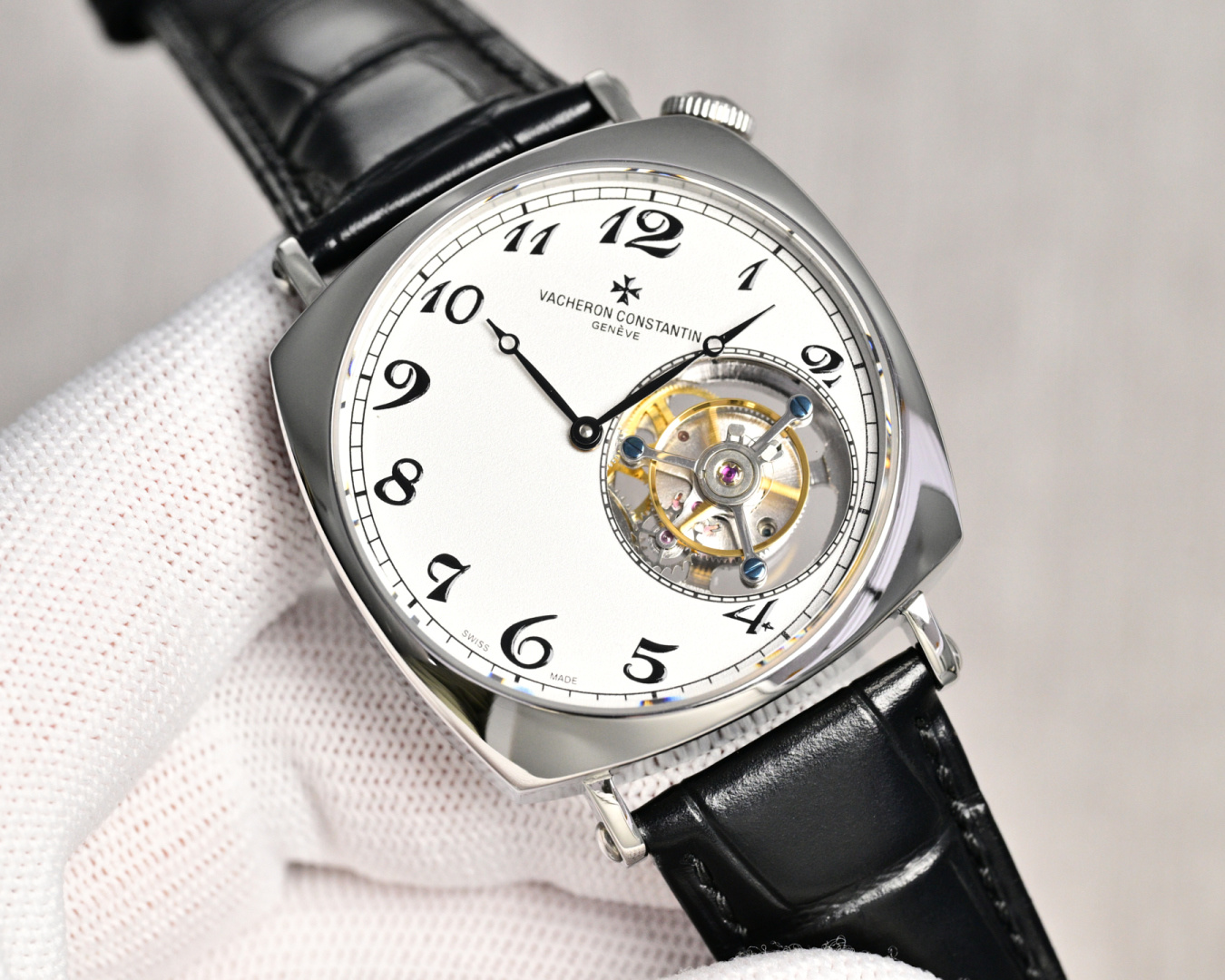 NO:715002,Produced by TW, TW Factory's latest launch: Vacheron Constantin VC TFL True Flywheel, a century-old classic American 1921 tourbillon mechanical watch, commonly known as the 'Crooked Neck', the legendary 'Driver watch'. In order to create a watch that meets the needs of car driving a century ago, Vacheron Constantin thought of turning the face plate 45 degrees clockwise, so that people do not need to deliberately move their wrists when driving, but can directly read the time with a glance at their left hand. It has evolved to become American  A major feature of 1921. Orbital scales, Breguet digital time scales and hands are all signature elements of early watches. These features do not appear outdated even in modern times, but exude classic and traditional charm. The overall size of the watch is 40*12mm, and it is equipped with a manual winding tourbillon movement with a swing of 28800. The energy reserve reaches 48 hours. At the same time, the workmanship of the movement parts and the design of the panels  The design has been carefully planned by Vacheron Constantin, which is clearly visible under the transparent bottom cover, proving the level of craftsmanship that can be certified by the Geneva Seal. This historical masterpiece replica watch has straight, crooked, square and round, and the overall appearance is quite strong. The creative concept contained in the special design of the watch is the key reason for this watch's appeal. Luxurious and exquisite, it is recommended for men's true flywheel mechanical watch.  For the best luxury gift recommendations, please look for TW’s exclusive quality, Tom Ford, Breguet, Vacheron19860909TW 出品 TW Factory 最新推出:江诗丹顿 VC TFL真飞轮 百年经典名作American 1921陀飞轮机械腕表,俗称“歪脖子”,传说中的“Driver watch”司机表.江诗丹顿在一个世纪前为了打造出符合汽车驾驶需求的手表,想到可以把面盘顺时针转45度,让人开车时不需刻意移动手腕,而是直接瞥一眼左手就能看懂时间,演进至今成为American 1921的一大特色.轨道式刻度、宝玑数字时标与指针等都是早期手表的招牌元素,这些特色即使置身于现代还是不显过时,反而散发经典传统的魅力.整表尺寸40*12mm,搭载着摆幅28800的手动上链陀飞轮机芯,储蓄能量达到48小时,同时机芯零件作工与板件设计都经过江诗丹顿的缜密规划,在透明底盖下一目了然,证明能获得日内瓦印记认证的工艺水准.这款历史名作复刻腕表有正有歪有方有圆,整体散发相当强烈的外观辨识度,而手表采用特殊设计所蕴含的创作概念,更是这款表吸引人的关键原因,奢华精致推荐男士真飞轮机械腕表 送礼最佳奢华推荐请认准TW独家品质,,tom ford,breguet,vacheron,Watch