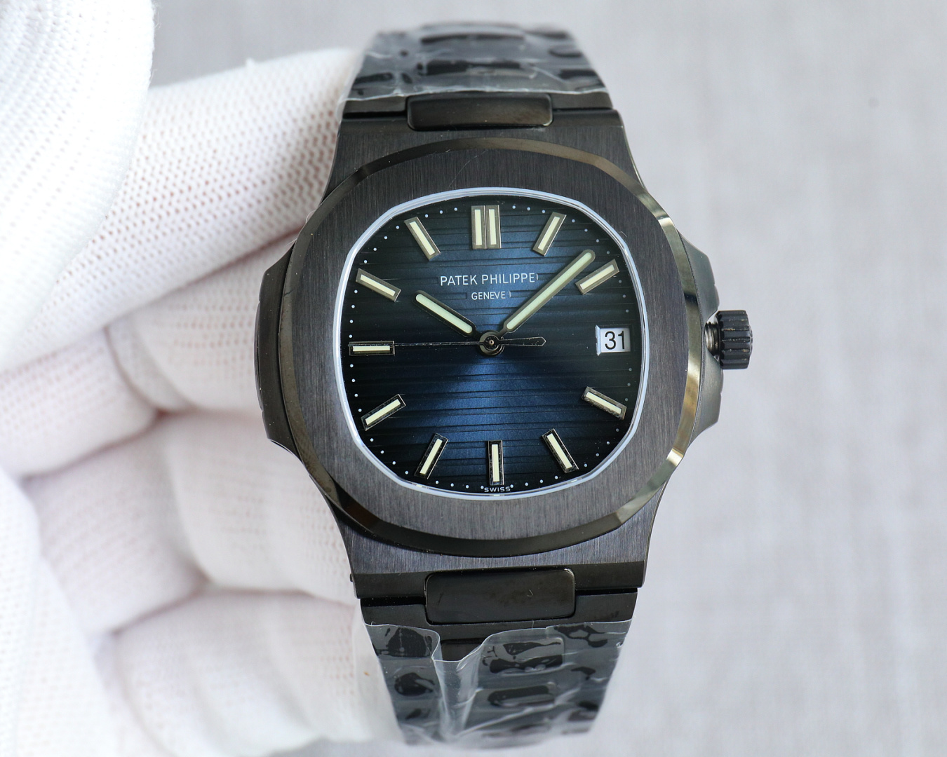 NO:725735,Produced by 3K Factory White Shell Rose Gold/Black Shell 3K Factory  Nautilus modified the 324SC all-in-one machine, the most powerful upgraded version. The Taiwan version of Nautilus launched the upgraded version of the original machine, the noise-free engraved version YU1. Detailed upgrade interpretation: 1. The upgraded movement is all finely engraved, clear and not worn, and the texture is the ultimate. 2. The automatic gyro is upgraded, using Swiss ultra-precision bearings, and an unprecedented gyro installation process in the industry. It achieves 100% noise reduction.  Sound. 3. Original movement, no fake clamps, no fake balance wheels, no fake rubies. The Taiwan version factory has completely reproduced the 3.3 mm out-of-print high-quality modified 324SC integrated movement. 4. Upgraded dial scale with super bright luminous, and the overall harmonious and consistent brightness. 5. Nautilus classic blue plate, currently improved to have the same color as the original, killing other products instantly  The dial details and workmanship of the factory. 6. Each watch in the calendar window is positioned horizontally without any deflection. 7. The smoothness of the head adjustment gear is adjusted multiple times to reach the best state. This makes the upgraded grenade adjustment time and winding feel smooth. 8. The thickness of the entire watch is upgraded to 9.2 mm, which is the thinnest mechanical watch on the Internet, which is equivalent to the thickness of the original.  It is very comfortable to wear. 9. Emphasize that the 324Sc integrated movement adjusts the calendar clockwise, that is, adjust the calendar from top to bottom. Pay attention to the analysis and it is consistent with the genuine product. 10. When adjusting the time, pull the crown to the second gear. It is also consistent with the genuine product. Patek Philippe 5711 Nautilus is produced, upgraded to the noiseless engraving version of the original machine. It is the most popular model on the entire network!  !  !  !  Please look for the Taiwanese original machine, unique packaging, unique design, unique number, unique upgraded version. Quality assurance, the best luxury gift recommendation, please look for the exclusive quality of 3K factory, patek philippe198609093K厂 出品 白壳 玫金/黑壳 3K Factory 鹦鹉螺改324SC一体机,最强升级版本,台版鹦鹉螺推出升级原版机无噪音刻字版YU1详细升级解读:1.升级机芯全部精雕刻字,清晰不磨损,纹理做到极致.2.升级自动陀片,采用瑞士超精密轴承,业界史无前例的安装陀片工艺.做到百分百降噪音.3.原版机芯,无假夹版,无假摆轮,无假红宝石.台版厂完整的复刻出3.3毫米的绝版高品质改324SC一体化机芯.4..升级表盘刻度夜光超亮,而且整体做到和谐一致同步亮度.5.鹦鹉螺经典蓝盘,目前改进与正品一致的颜色,秒杀其他工厂的表盘细节和做工.6.日历窗口每一只手表做了水平正位,不出现偏斜遮挡.7.把头调节档位顺畅度的多次调试,调试到最佳状态.使得升级版手雷调校时间和上链的手感畅顺8.升级了整个手表厚度9.2毫米,完美实现全网最薄机械表,等同原装厚度.佩戴起来舒适无比.9.重点强调324Sc一体化机芯顺时针调日历,也就是由上往下调日历.注意辨析和正品一致.10.调节时间的时候,拉表冠二挡.和正品也是一致.出品百达翡丽5711鹦鹉螺,升级原版机无噪音刻字版.独霸全网的爆款！！！！请广大表友,认准台版原机,独特包装,独特设计,独特编号,独特升级版.质量保证送礼最佳奢华推荐 请认准3K厂独家品质,,patek philippe,Watch