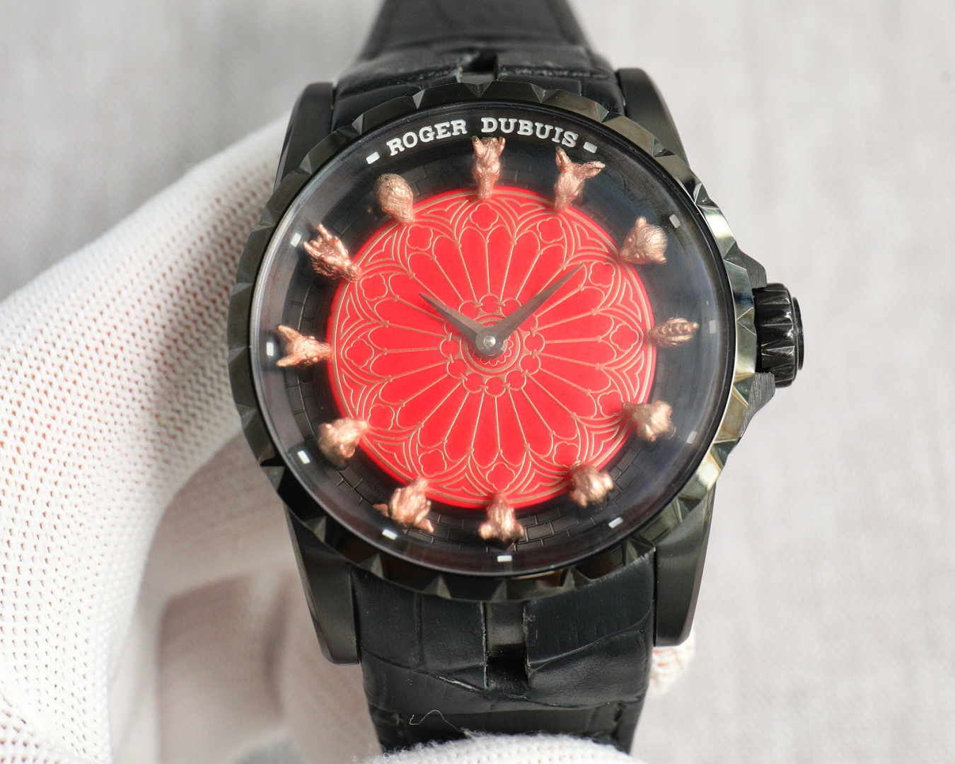 NO:725766,Twelve zodiac signs, gold and white at the same price, the classic best-selling Roger Dubuis zodiac signs. Finely crafted and dedicated, creating an eternal classic - let’s appreciate the zodiac series watch HB9 Roger Dubuis Twelve Knights [ROGER DUBUIS], a late bloomer  Return of the King [Case] The size of the watch is 45mm  It takes countless efforts, and the triangular pit pattern on the ring requires a lot of CNC processing, and is polished one by one by experienced watchmakers. 3. The hemispherical dome glass is processed with special HD coating technology, no matter what angle it is, you can show and appreciate the wonderful details of the twelve zodiac signs. [Movement] Use a precise and stable mechanical movement for case connection compatibility!  Excessive smoothness and smoothness not only make the wearer feel comfortable, but also ensure the overall harmonious and symbiotic beauty. The best luxury gift recommendation, please look for the exclusive quality, Roger Vivier19860909十二生肖 金白同价 经典热卖款罗杰杜彼十二生肖.精雕细镂,尽心竭力,成就永恒经典——共同品鉴十二生肖系列腕表HB9罗杰杜彼十二骑士【 ROGER DUBUIS】大器晚成 王者归来【表壳】腕表尺寸45mmX15.7mm.1.价值不菲的十二生肖全部采用和正品一致古铜材料进行微雕,手工微雕耗时耗力.但却可以带来杰出的效果,每位生肖仅有6.5毫米的高度,却栩栩如生.2.整个表壳圆润适手,看似笨拙实则蕴含无数心血,圈口的三角坑纹需经大量CNC处理,在由资历老练的制表师一一修润.3.半球状穹顶玻璃经过特殊HD镀膜技术处理,无论是在哪个角度,都可以展现和欣赏十二生肖的精彩细节.【机芯】采用精准稳定的机械机芯表壳连接的兼容性！过度平滑,流畅,使佩戴者不仅感到舒适,也确保整体协调共生美感,送礼最佳奢华推荐请认准独家品质,,roger vivier,Watch