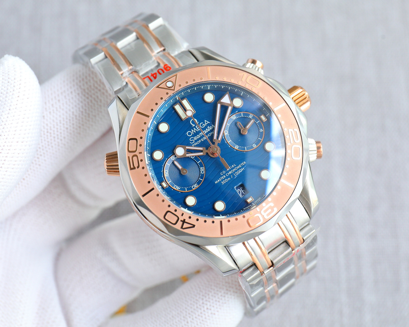 NO:725774,Produced by TW Tape model Steel band model TW Factory Omega Haima Mi five-hand 7750 chronograph men's watch New Haima series Taiwan factory version JO1 The highest version of the chronograph watch currently on the market 1: Equipped with replica Omega 9900 chronograph movement, 904 fine steel case 44 mm, natural imported rubber strap OMEGA exclusive Sedna  Gold is naturally the most important decorative metal. You can see this charming and warm golden red on the bezel, crown buttons, and dial. The scale ring of the bezel is laser ablated to create a sandblasting effect, and the polished numbers and scales protrude like relief ~ [Wall Crack Recommendation, a sincere work, and a tribute to the classics] The top replica version on the market  2: Blue zirconia ceramic dial decorated with wavy texture, with hollow hour and minute hands and central chronograph seconds hand, integrated hour and minute counters at 3 o'clock, calendar window at 6 o'clock, and small seconds dial at 9 o'clock. 3: 44mm case equipped with OMEGA 9900  The Master Chronometer self-winding movement has a swing frequency of 21,600 and 28,800 vph. Double barrels in series provide a power reserve of 60 hours. The bottom of the sapphire watch is decorated with white lacquer OMEGA seahorse pattern. The best luxury gift recommendation, please look for TW’s exclusive quality, omega19860909TW 出品 胶带款 钢带款 TW Factory 欧米茄 海马米五针7750计时男士腕表 全新海马系列台湾厂版本 JO1市面目前高最版本的计时腕表 1: 搭载复刻欧米茄9900计时机芯,904精表钢壳44毫米 ,天进然口橡胶表带 OMEGA 独家 Sedna 金自然是最重要的装饰金属,你可以在表圈、表冠按钮、表盘上看到这种迷人温暖的金红色.表圈刻度圈以激光烧蚀出喷砂效果,抛光的数字与刻度则如浮雕般凸出～【墙裂推荐 诚意之作 致敬经典】市场顶级复刻版本 2:蓝色氧化锆陶瓷表盘装饰波浪纹理,搭配镂空时分针与中央计时秒针,3点集成小时与分钟计时盘,日历窗位于6点,9点是小秒盘. 3:44mm 表壳内搭载 OMEGA 9900 至臻天文台自动上链机芯,摆频21600、28800vph,串联双发条盒提供60小时的动力储备.蓝宝石表底装饰白漆 OMEGA 海马图案送礼最佳奢华推荐请认准TW独家品质,,omega,Watch