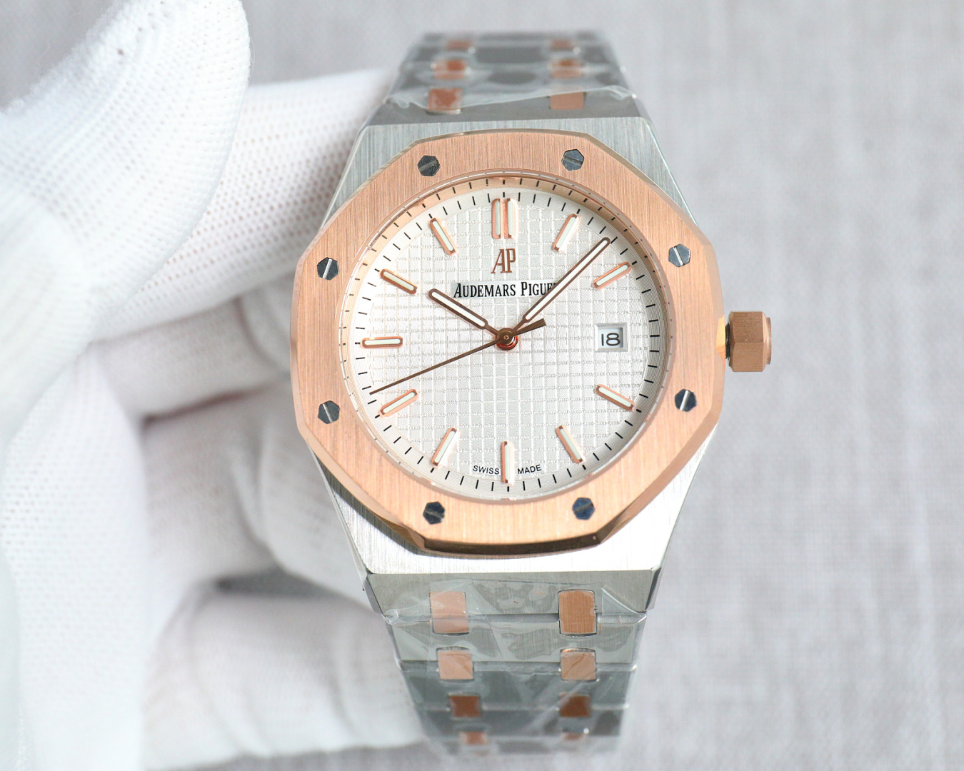 NO:725790,Platinum Citizen Platinum 550 The best-selling three-needle AP quality product is now on the market - meet you A83AP - Audemars Piguet - see the details!  Top-notch watch technology works, superb technical attainments and grand style [Brand] AP [Boutique Men's Watch] Grand style!  Hot sales continue!  [Type]: Top quality men's watch [Strap] Made of pure 316L steel [Movement] 2813 mechanical can be installed with Citizen 8215 mechanical, 2 kinds of movements to choose from Material sapphire glass [Wear-resistant] Clearer three-hand design Every detail of the watch is closer to the original!  Comparable to counters!  The whole watch gives people a sense of elegance and refinement!  It makes the owner feel more beautiful and noble when wearing it!  Makes people more confident and stronger!  [The best accessory for wise men that is full of praise!  ] The first choice for stocking the physical store, the rate of return is super high, the price is super high, the best word-of-mouth product, the size is 41mm, the diameter is stainless steel, the thickness is 12mm!  Good stuff is coming!  Welcome to reprint the best luxury recommendations for gift giving. Please look for the exclusive quality, audemars19860909白金 西铁城白 金550 量王到货三针AP精品 重磅上市-与你相约A83AP-爱彼-细节处见高低！顶级腕表技术作品,高超的技造诣大气风格【品牌】AP【精品男腕表】 大气风格！ 热卖不断！【类型】:顶级精品男士腕表【表带】纯316L钢打造【机芯】2813机械可装西铁城8215机械,2种机芯可选择 材料蓝宝玻璃【耐磨】更加清晰三针设计 腕表的各细节更接近正品！媲美专柜！整只表给人大气精致！使拥有者佩戴起来,更俱美感与尊贵气质！让人倍增自信与更强气场！[赞不绝口的睿智男士最佳附属品！] 实体店备货款首选回头率超高性价比超高最佳口碑劲货 尺寸41mm直径精钢 12毫米厚度！好货来袭！欢迎转载送礼最佳奢华推荐请认准独家品质,,audemars,Watch