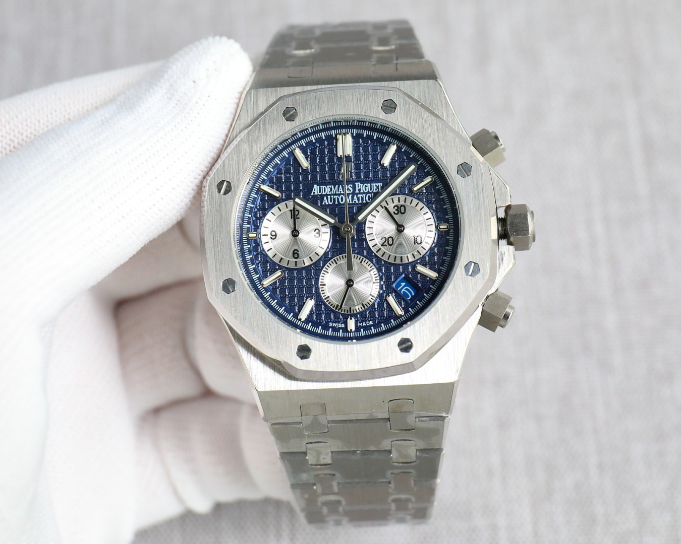 NO:725798,AP six-pin VK quartz white shell, black AUDEMARS PIGUET Royal Oak series A83, the best-selling six-pin AP quartz, is now on the market - meet you!  AP-Audemars Piguet-The details are evident!  Top watch technology work, superb technical attainments and atmospheric style six-pin multi-function chronograph quartz watch. Strap 316l stainless steel strap. Movement top-notch imported multi-function quartz movement. Function: 2 o'clock position button press to start counting seconds 60 seconds 9 o'clock position one minute 2 o'clock position press stop to see the timing time 3 o'clock position small dial overall 24 hours. Mirror material sapphire glass size diameter 41 mm thickness 12 mm. Peak masterpiece interprets the classic  The first choice for stocking the physical store, the rate of return is super high, the price is super high, the best word-of-mouth product, the size is 41mm diameter, stainless steel, 12mm thickness!  Strong listing!  Good stuff is coming!  Welcome to reprint the best luxury recommendations for gift giving. Please look for the exclusive quality, audemars19860909AP六针VK石英白壳 枚黑 爱彼-AUDEMARS PIGUET 皇家橡树系列A83量王到货六针AP石英 精品 重磅上市-与你相约！AP-爱彼-细节处见高低！顶级腕表技术作品,高超的技造诣大气风格六针多功能计时石英腕表 表带316l精钢表带 机芯顶级进口多功能石英机芯 功能2点位置按钮按下开始计秒60秒9点位置一分钟2点位置在按下停止可看计时的时间3点位置小盘整体24小时 镜面材料蓝宝玻璃 尺寸直径41毫米厚度12毫米 巅峰杰作演绎经典 实体店备货款首选回头率超高性价比超高最佳口碑劲货尺寸41mm直径精钢 12毫米厚度！强劲上市！好货来袭！欢迎转载送礼最佳奢华推荐请认准独家品质,,audemars,Watch