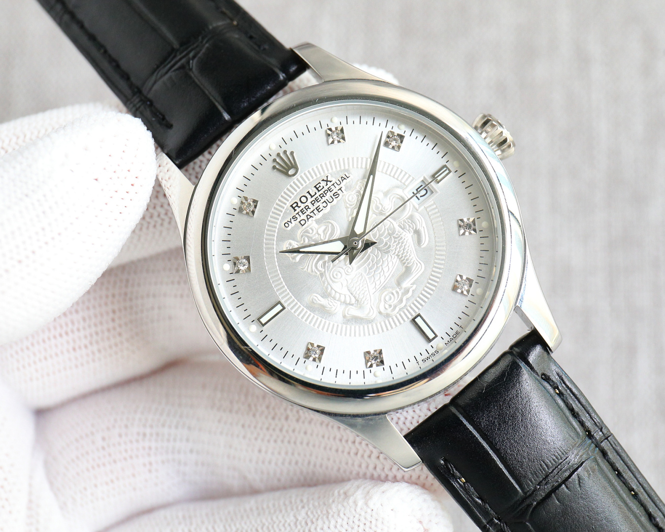 NO:725771,Produced in Taiwan, platinum, Taiwan Factory's popular model, the Rolex Cellini series [ROLEX], [Lucky Pixiu] upgraded version H men's watch, adopts a unique dial design and matches the 3D three-dimensional effect of Lucky Pixiu, the overall effect is more high-end and luxurious Rolex.  When you first meet Rolex, you must dream of owning it one day. Wearing Rolex will make you prosperous and prosperous. You deserve it. Reviews are welcome!  !  The movement is equipped with a brand new imported movement (zero repair), size 40, mirror sapphire glass will never scratch, material 316L stainless steel case, power reserve 48 hours, waterproof depth 100 meters, Italian calf leather belt is the best luxury recommendation for gifts, please look for Taiwan’s exclusive quality, rolex, cowhide19860909台湾 出品 白 金 台湾 Factory 爆款主推 劳力士切利尼系列【ROLEX】【招财貔貅】升级版本H男士腕表 采用独特的表盘设计 搭配招财貔貅的3D立体感,整体效果更显高档奢华的劳力士, 初识劳力士必憧憬有朝一日能拥有它,戴上劳力士必顺风顺水必发达,你值得拥有,欢迎评鉴！！ 机芯搭配全新进口机芯（零返修） 尺寸40 镜面蓝宝石玻璃永不刮花 材质316L精钢表壳 动力储存48小时 防水深度100米 意大利小牛皮带送礼最佳奢华推荐请认准台湾独家品质,,rolex,cowhide,Watch