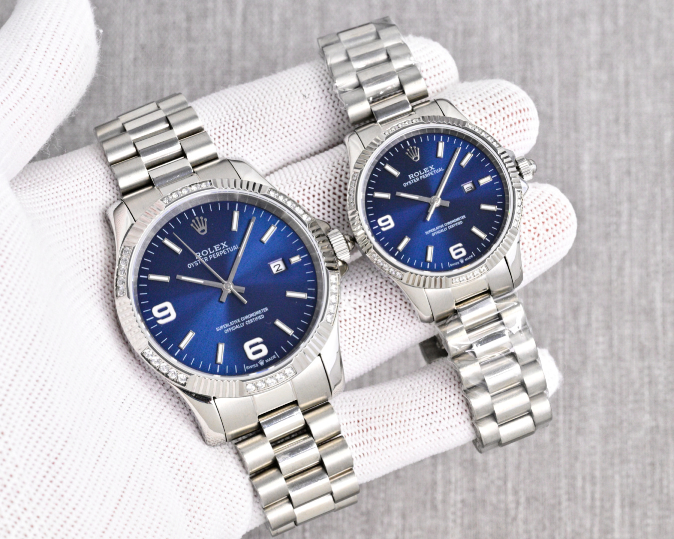 NO:765562,Produced in Taiwan, white case, gold case, Taiwan Factory, a perfect gift for couples, the latest masterpiece is highly recommended. Rolex ROLEX SF9 is a popular watch for couples. I have confirmed it with my eyes, and only give it to the right person!  [Movement] Original imported movement (0 repairs and 0 after-sales service) [Case] Made of 316 top quality stainless steel, with multiple Swarovski diamonds inlaid on the stainless steel ring, CNC engraving, and professional polishing by Swiss watch engineers to perfectly show the gloss and roundness of the case [Mirror] Made of scratch-resistant sapphire [Size] 41 for men and 32 for women, plus super waterproof meters, can be worn for swimming [once and for all, classic and eternal] Luxurious and exquisite recommended for men and women  The best luxury watch for couples as a gift, please look for Taiwan’s exclusive quality, rolex19860909台湾 出品 白壳 金壳  台湾 Factory 送礼佳品情侣对表,最新力作鼎力推荐 劳力士 ROLEX SF9情侣款火爆来袭确认过眼神,只送对的人！【机芯】原装进口机芯(0返修0售后）【表壳】采用316顶级精钢材质,精钢圈口镶多粒施华洛斯奇钻 ,CNC数控雕刻,瑞士腕表工程师专业打磨,完美展现表壳光泽、圆润度【镜面】采用抗刮损蓝宝石【尺寸】男款41女款32 加超强防水米,可配戴游泳【一劳永逸 经典永恒】奢华精致推荐 男 女 情侣腕表 送礼最佳奢华推荐请认准台湾独家品质,,rolex,Watch