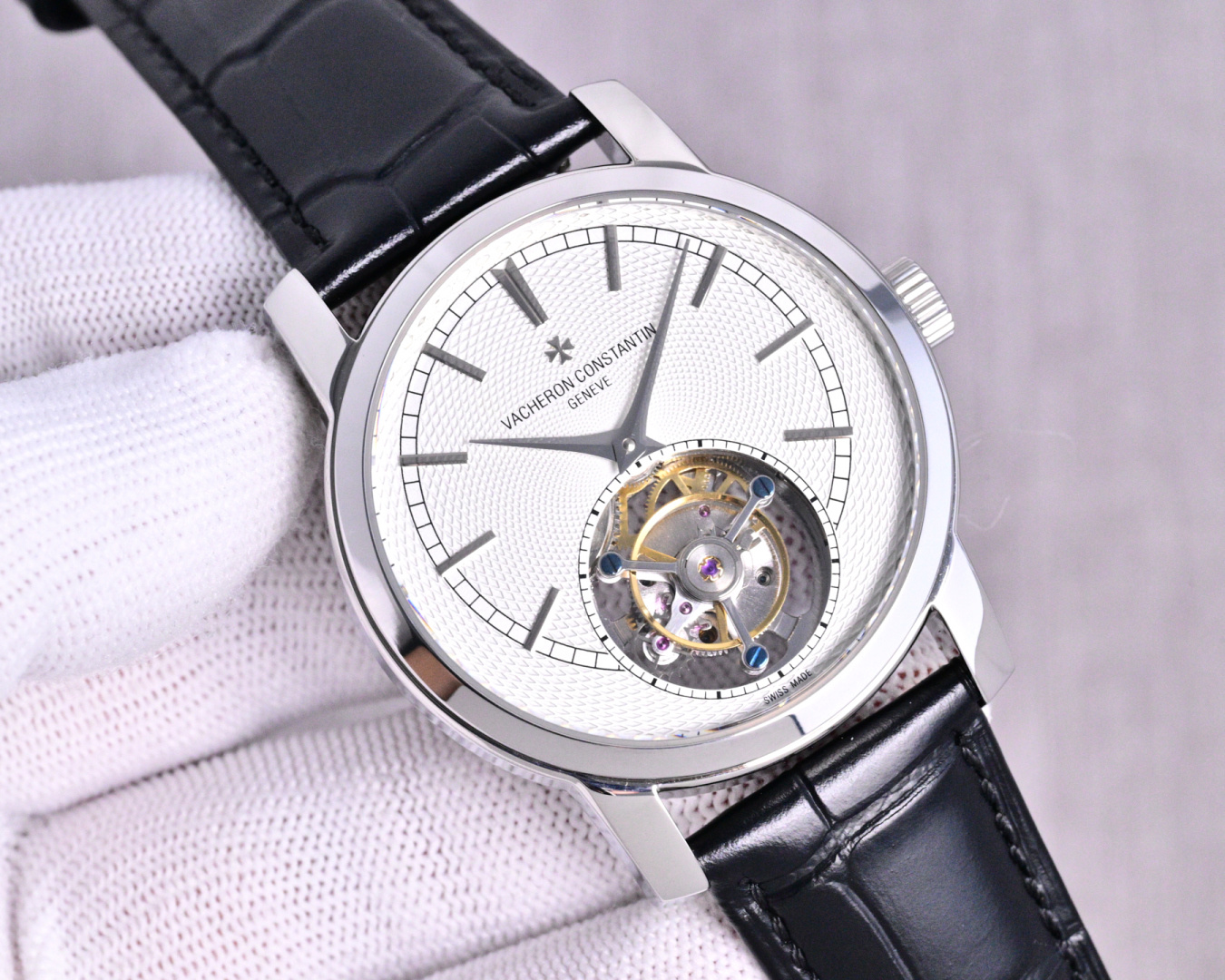 NO:821243,Produced by TW, TW Factory launches new model Vacheron Constantin VC TFL true flywheel, new Traditionnelle series  Tourbillon watch, the classic design has a new look, showing the harmonious blend of watchmaking tradition and modern aesthetics. The charming dark green sunburst dial or sandblasted white dial or engraved pattern, with white gold baton hour markers and sword-shaped hands highlight the contrasting beauty. No matter which dial contains the essence of loft craftsmen passed down from generation to generation.  The superb watchmaking skills and extremely delicate design style perfectly interpret 'elegance, simplicity and creativity', all demonstrating Vacheron Constantin's profound foundation as one of the world's top watches. The tourbillon at six o'clock rotates evenly with a gentle and stable rhythm, allowing people to calmly appreciate the graceful mechanical dance of the tourbillon!  Manual winding coaxial tourbillon, an entry-level model for collecting and playing, you will reach the peak once you get started!  Size 42*11.9mm, swing 28800!  Luxurious and exquisite recommendation for men’s true flywheel mechanical watch as a gift. Best luxury recommendation. Please look for TW’s exclusive quality, tom ford, vacheron19860909TW 出品  TW Factory 新款推出 江诗丹顿 VC TFL 真飞轮 全新Traditionnelle 传袭系列 陀飞轮腕表,经典设计焕然一新,展现出制表传统与现代美学的和谐相融,迷人的深绿色旭日纹表盘或喷砂白盘或雕花纹,搭配白金材质的棒状时标和剑形指针突显出对比美感,无论哪种盘面都蕴涵了阁楼工匠们世代相传的精湛制表技艺以及极致细腻的设计风格完美的诠释了“优雅、简约、创意”无一不在展示着江诗丹顿作为世界顶级腕表之一的深厚功底.六点位的陀飞轮°均匀旋转,平缓而稳定的节奏,令人得以从容欣赏陀飞轮曼妙的机械之舞！手动上链同轴陀飞轮,收藏把玩级别入门款,上手即巅峰！尺寸42*11.9mm,摆幅28800！奢华精致推荐男士真飞轮机械腕表送礼最佳奢华推荐请认准TW独家品质,,tom ford,vacheron,Watch
