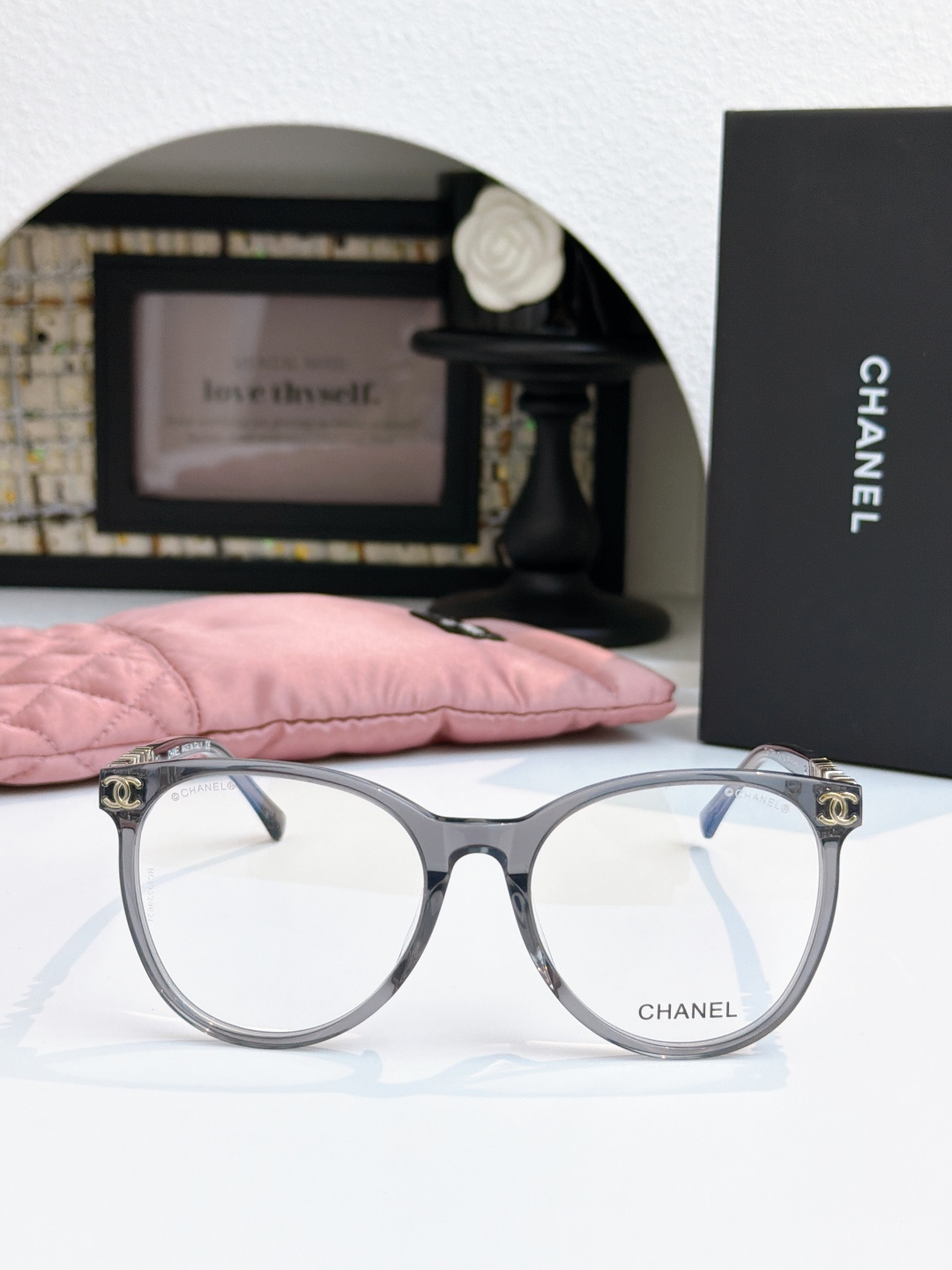 NO:579779,95 CHANE* CH0751 large-frame glasses, high-quality acetate frame, retro round design, three-dimensional hollow letters + rivet relief on the temples, super exquisite details!  The gray frame is versatile and suitable for a variety of face shapes. It can modify the face shape and enhance the temperament. The lens can be customized to the degree. It is suitable for daily wear or in the workplace. It is both fashionable and practical. It is a popular item in the workplace and fashion circle!  glasses, sunglasses, sunglasses, glasses, chanel1986090995 CHANE* CH0751大框眼镜,高品质板材镜框,复古圆形设计,镜腿有立体镂空字母+铆钉浮雕,细节超精致！ 灰色镜框百搭,适合多种脸型,修饰脸型又提升气质 镜片可定制度数,日常佩戴或职场都很OK,时尚与实用兼具,是职场和时尚圈的热门单品！ 眼镜墨镜太阳镜,眼镜,chanel,glasses
