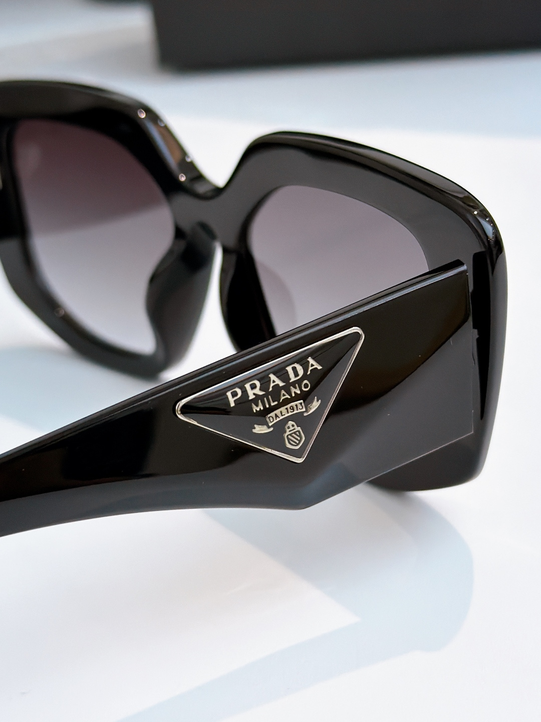 原版
PRADA 
MOD：PR 14ZF
SIZE：54口18-140
 