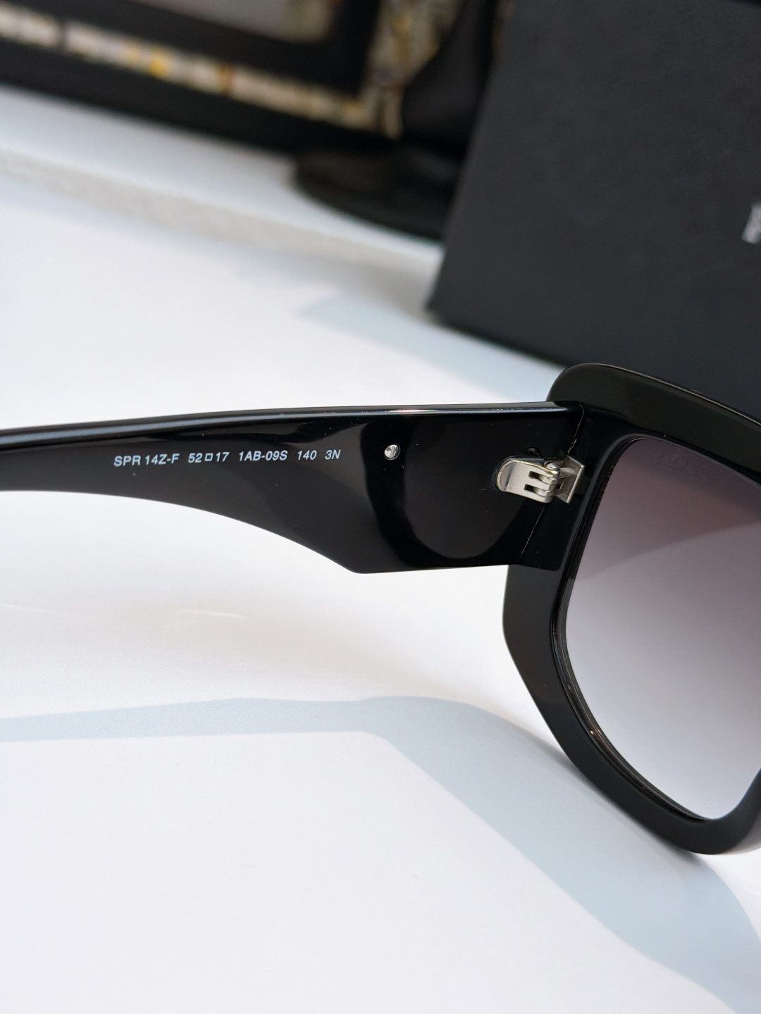 原版
PRADA 
MOD：PR 14ZF
SIZE：54口18-140
 