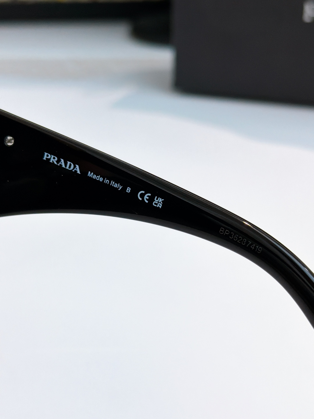 原版
PRADA 
MOD：PR 14ZF
SIZE：54口18-140
 