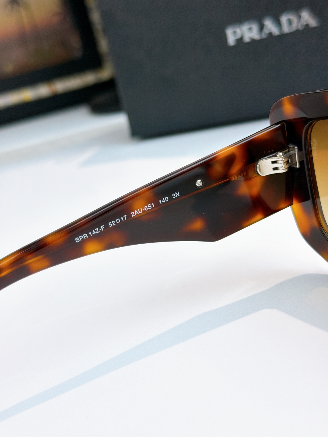 原版
PRADA 
MOD：PR 14ZF
SIZE：54口18-140
 