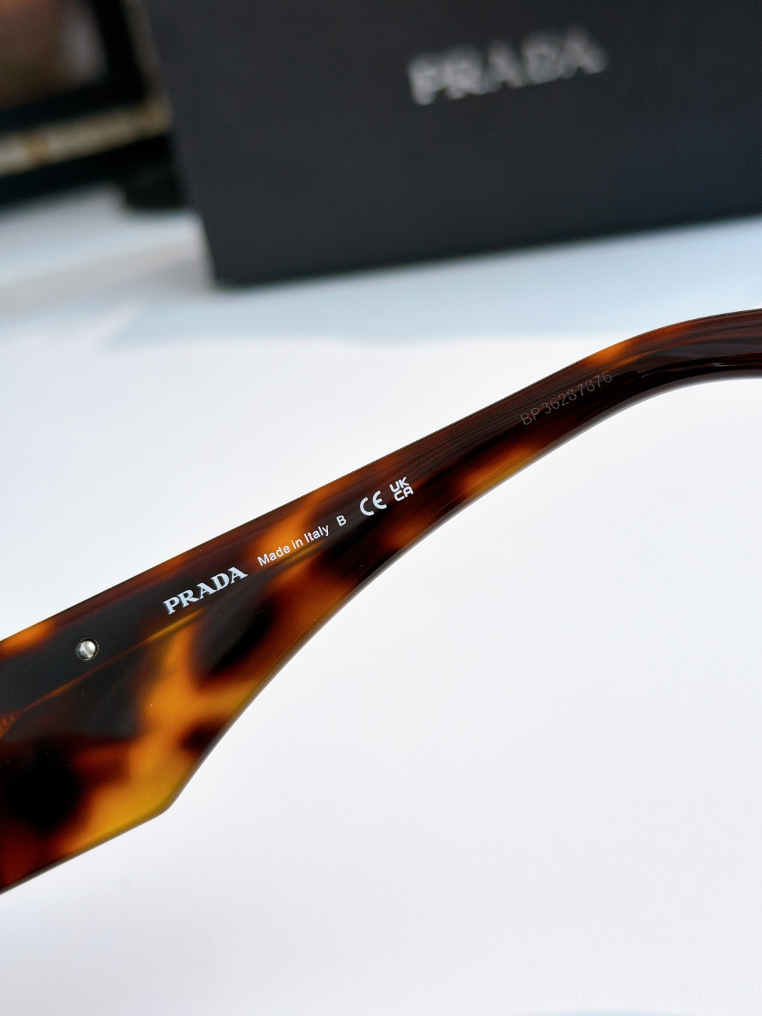 原版
PRADA 
MOD：PR 14ZF
SIZE：54口18-140
 