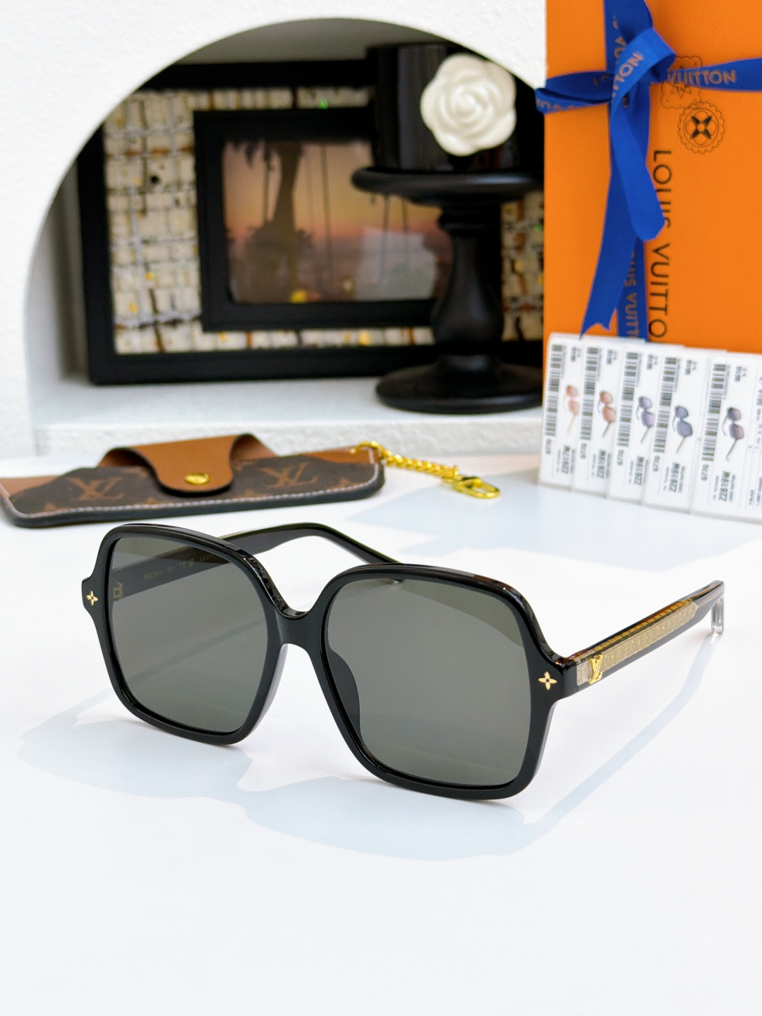 欧版-板材鼻托高鼻梁配戴更适合Originial qualityLV Aura Square Sungl