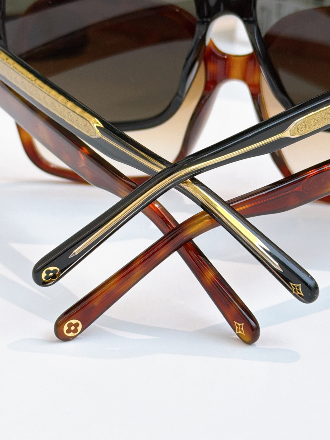 欧版-板材鼻托高鼻梁配戴更适合Originial qualityLV Aura Square Sungl