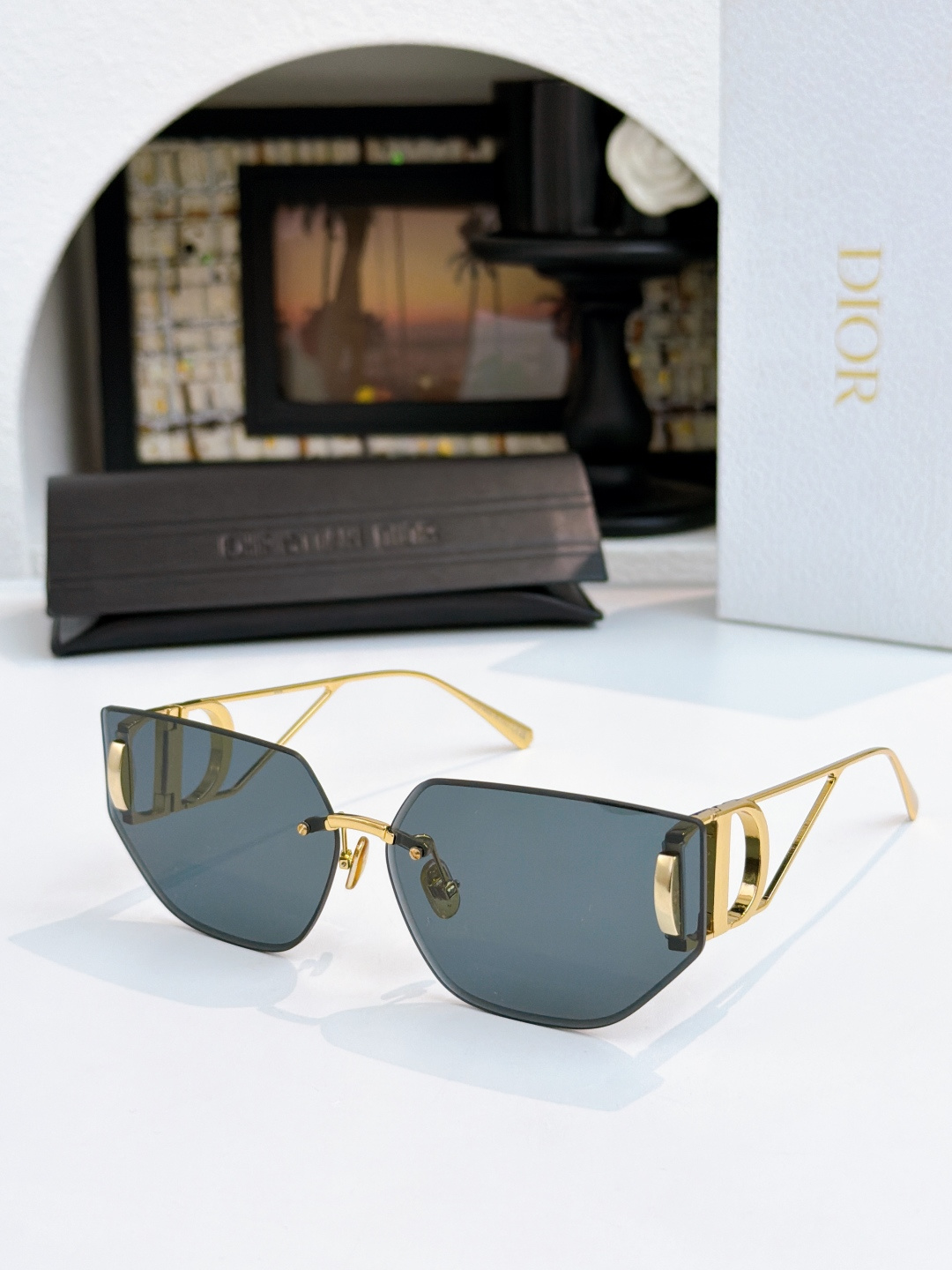 Dio~ Mod：30MONTAIGNE B3U Size：65-14-135太阳镜丰富了该品牌已有的标