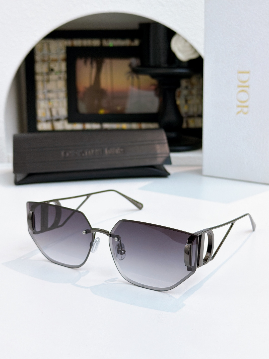 Dio~ Mod：30MONTAIGNE B3U Size：65-14-135太阳镜丰富了该品牌已有的标