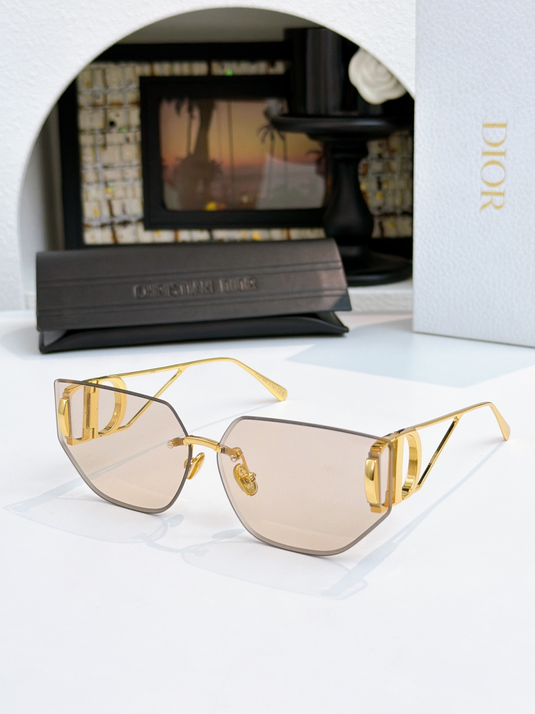 Dio~ Mod：30MONTAIGNE B3U Size：65-14-135太阳镜丰富了该品牌已有的标