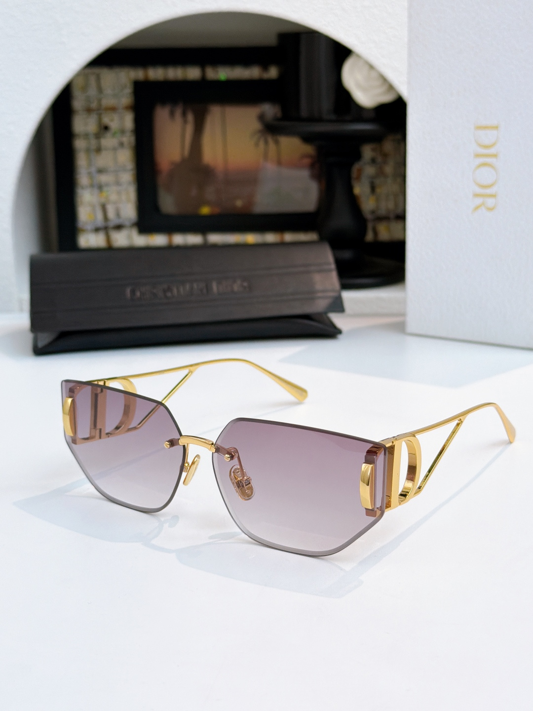 Dio~ Mod：30MONTAIGNE B3U Size：65-14-135太阳镜丰富了该品牌已有的标