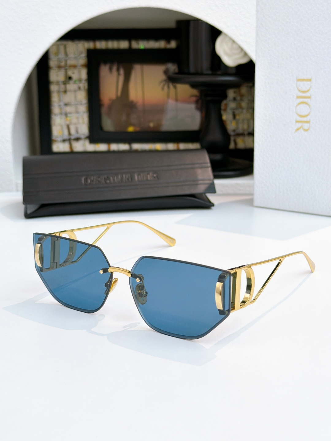 Dio~ Mod：30MONTAIGNE B3U Size：65-14-135太阳镜丰富了该品牌已有的标