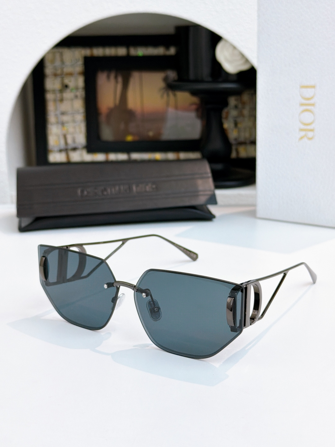 Dio~ Mod：30MONTAIGNE B3U Size：65-14-135太阳镜丰富了该品牌已有的标